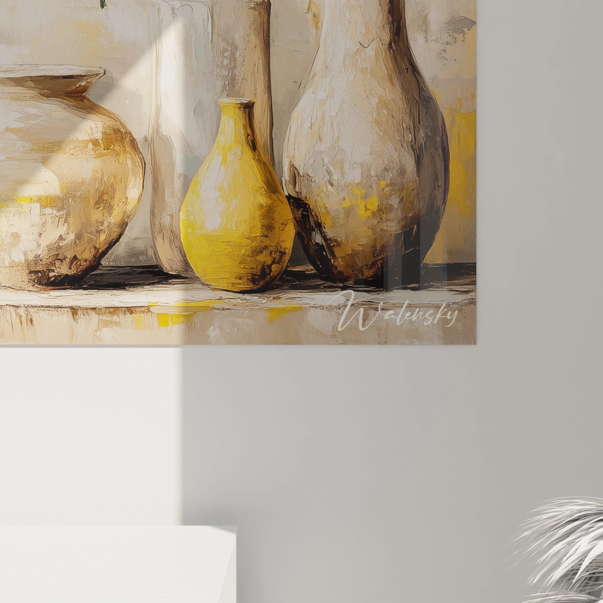 Tableau nature morte abstrait présentant des fleurs jaunes et des vases beige, avec des textures visibles et un arrière-plan lumineux dans des tons beige et blanc.