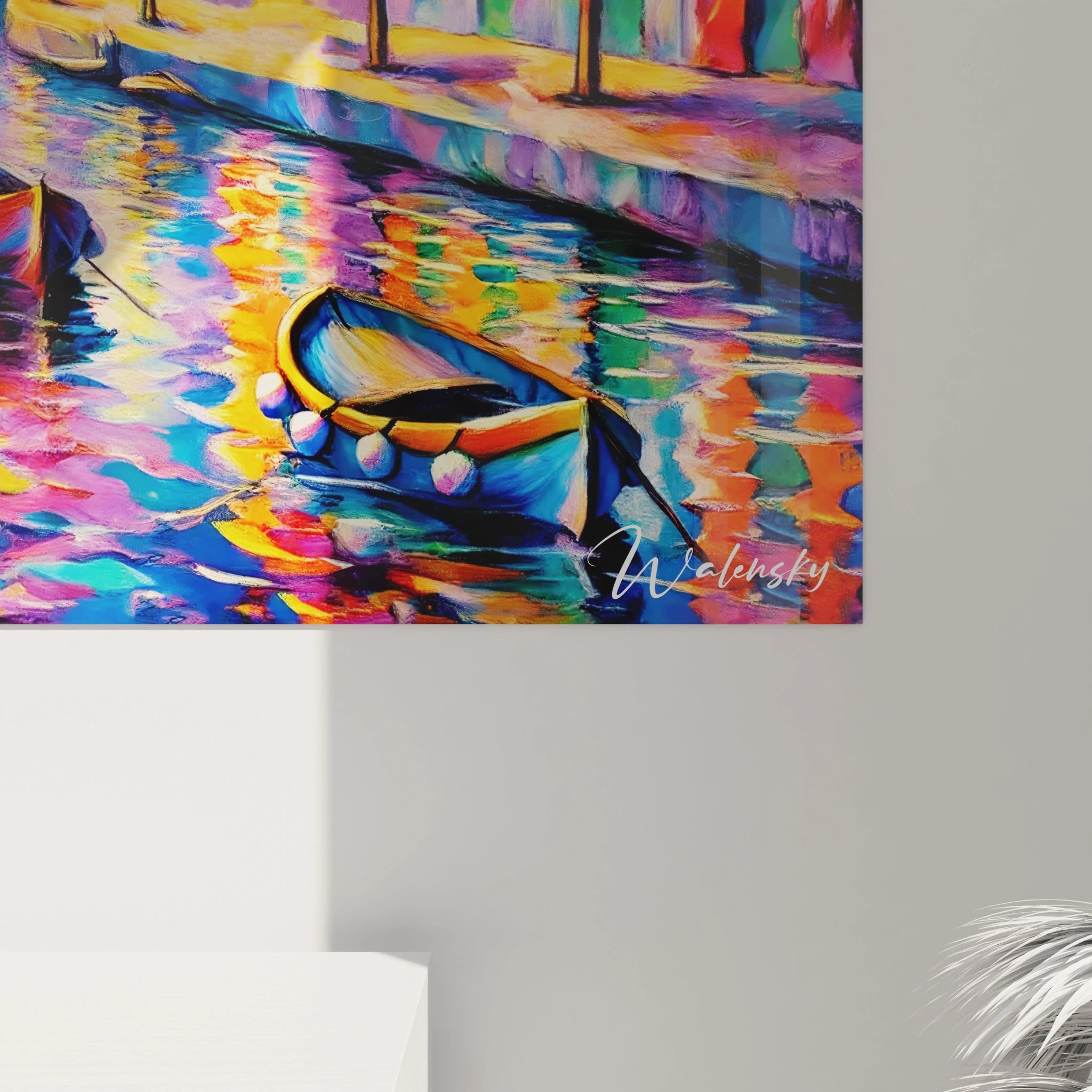 Un tableau fauvisme abstrait illustrant des bateaux, des bâtiments et un ciel nuageux, avec des coups de pinceau visibles et une palette colorée incluant le violet, le jaune et le bleu.