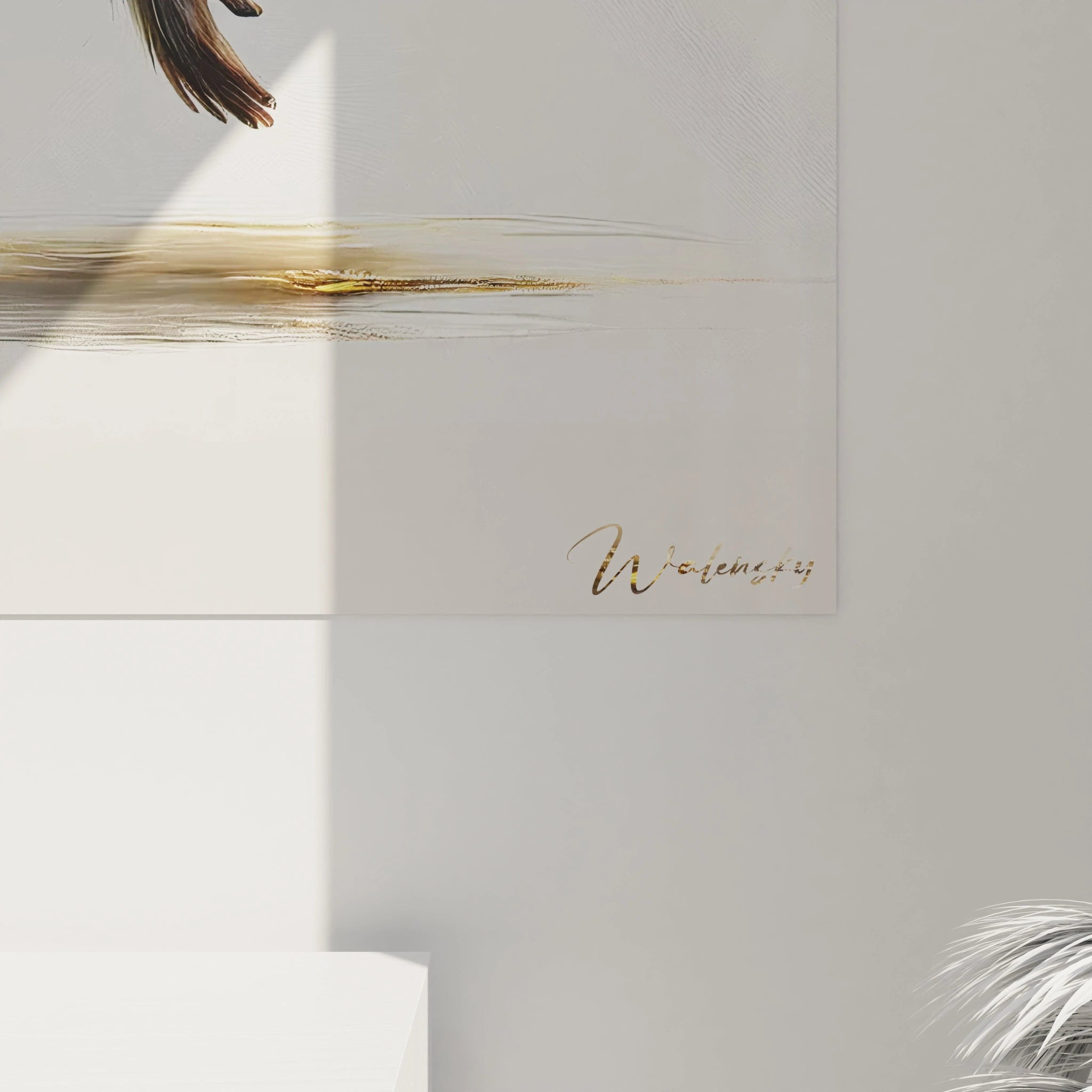 Cette vue de près du tableau singe révèle les détails délicats de la peinture. Le pelage blanc et doré du singe et la branche ornée de feuilles ajoutent une profondeur fascinante.