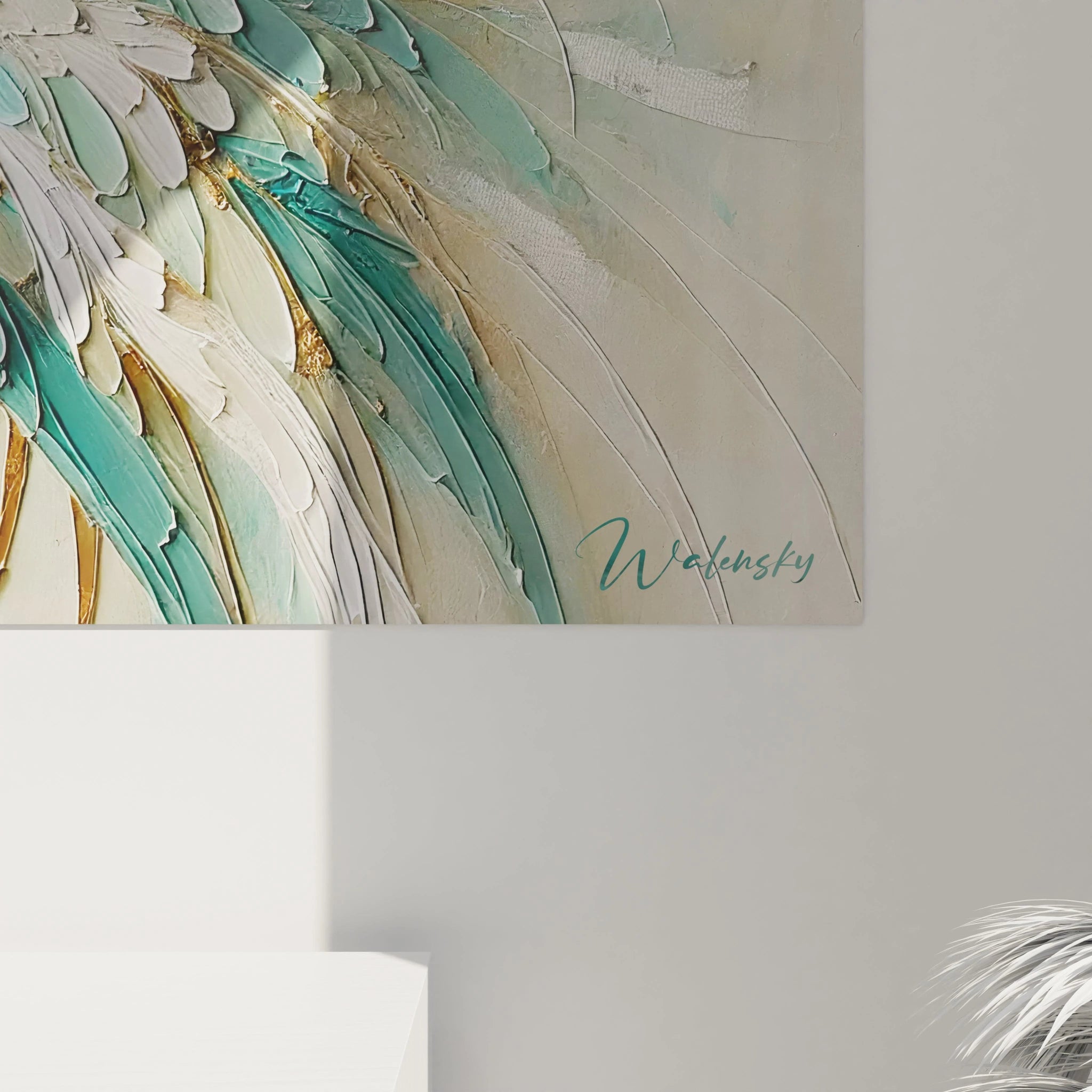 vue de pres du tableau heron revelant les details intricats des plumes et l integration subtile de fleurs et branches Les nuances dorees et vertes apportent une elegance naturelle