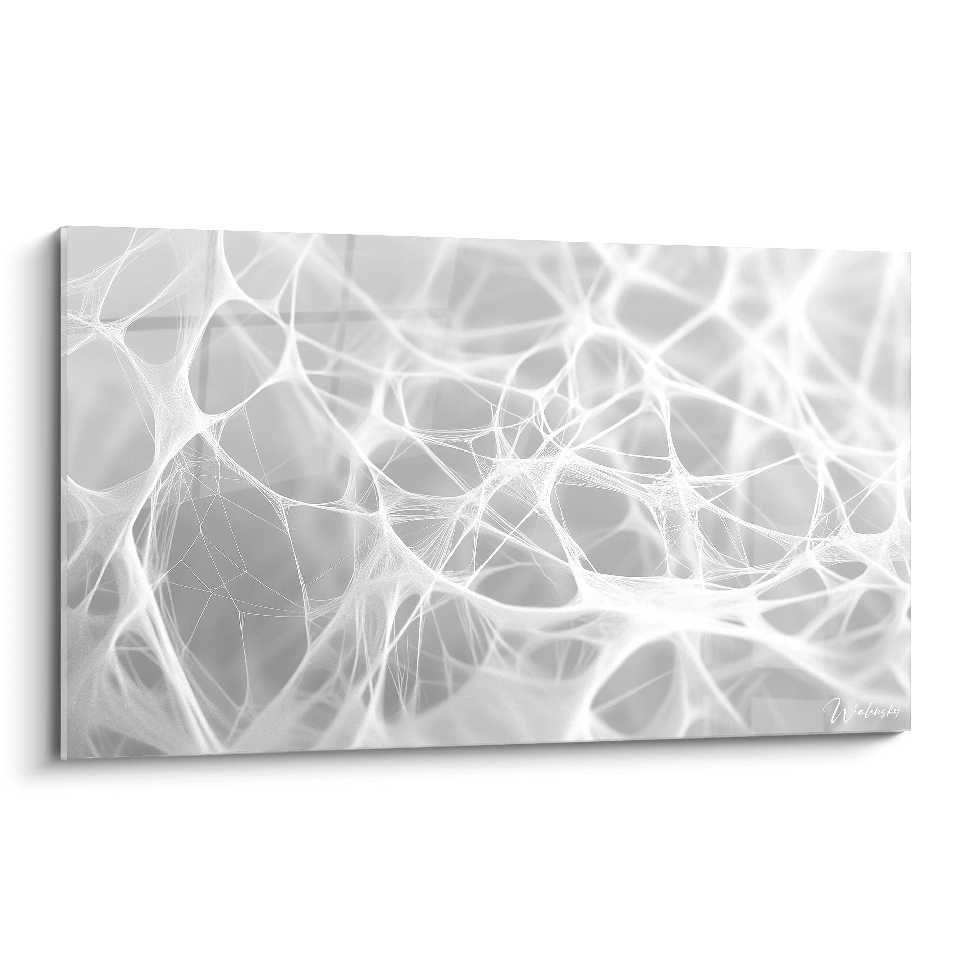 Un tableau texturé abstrait montrant des motifs entrelacés fins et translucides, dans des tons blancs et argentés sur un fond lumineux.