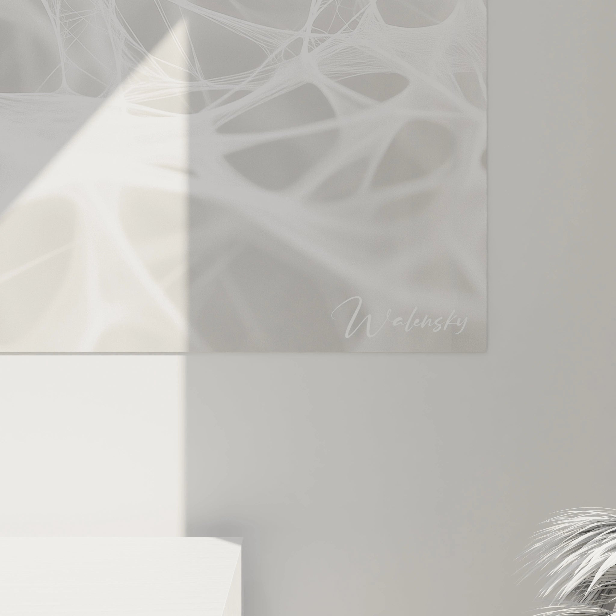 Tableau artistique abstrait aux motifs aériens entrelacés, dans une palette sobre de blanc et d’argent, avec des effets lumineux subtils.