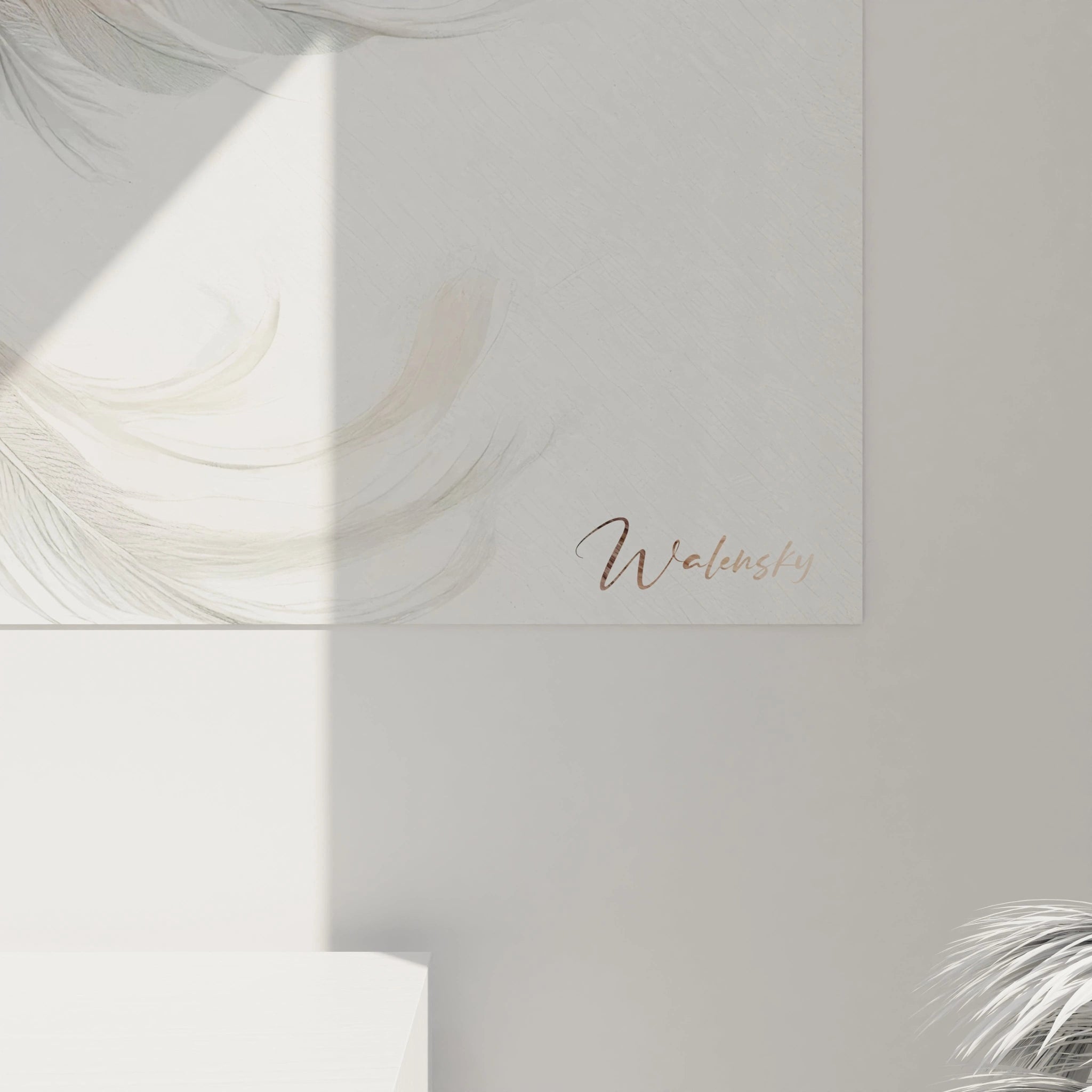 Vue de pres, ce tableau colibri révèle des détails subtils. Le plumage délicatement peint, les nuances apaisantes de beige et d'argent, ajoutent une touche artistique raffinée.