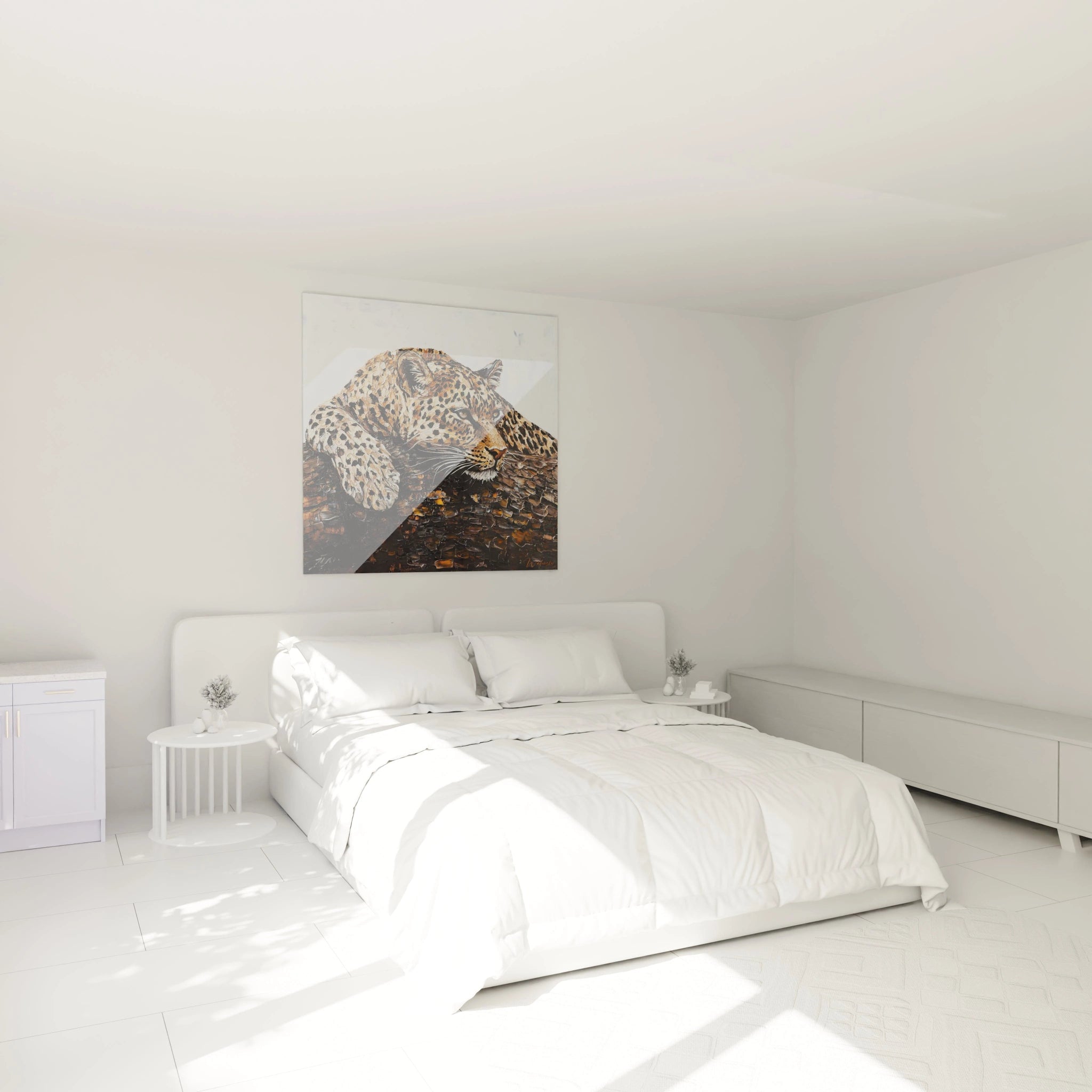 Tableau panthère Walensky accroché au-dessus d'un lit blanc dans une chambre minimaliste