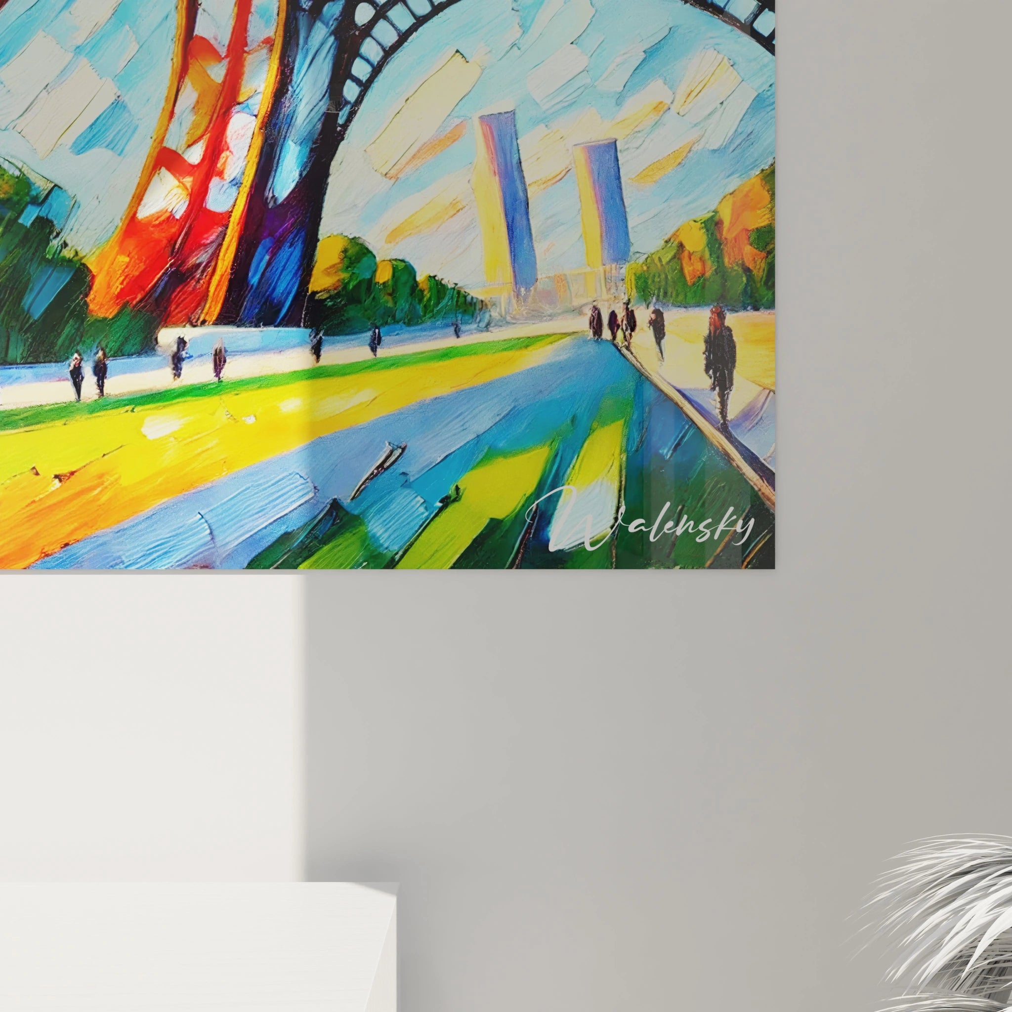 Détail d’un tableau artistique abstrait illustrant une tour, où les textures visibles incluent des lignes croisées et des coups de pinceau, dans des tons dominants de rouge, jaune et bleu.