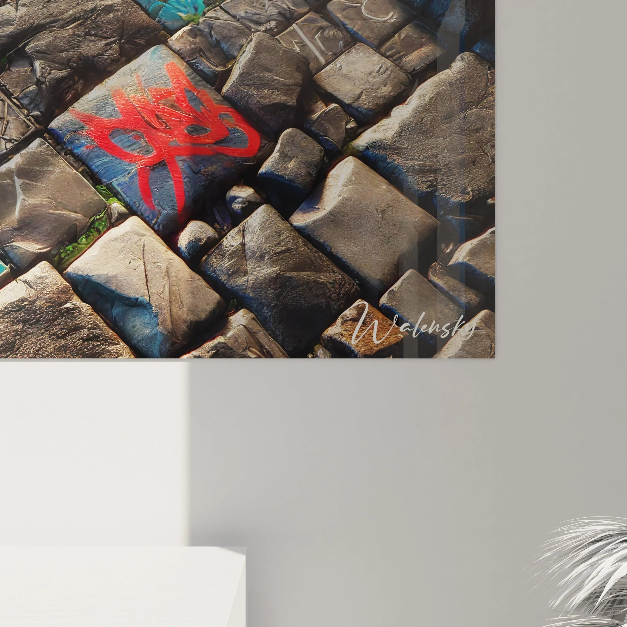 Une vue rapprochée du tableau Mosaïque révèle des détails saisissants : pavés texturés et graffitis éclatants s’unissent pour célébrer l’art de la rue.