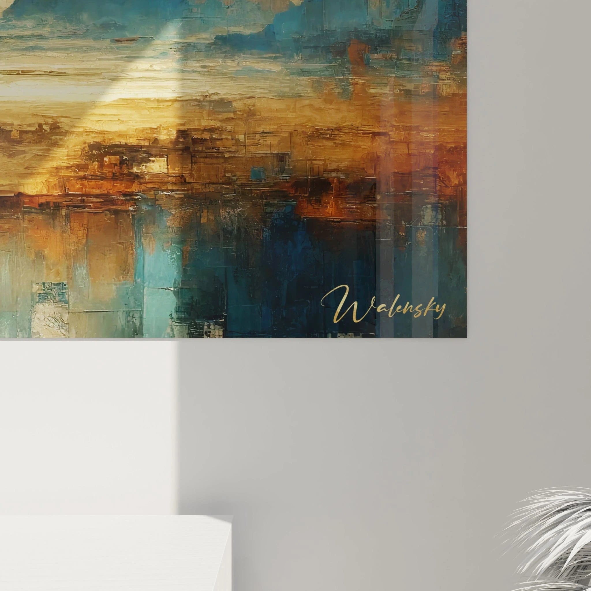 Un tableau abstrait composé de formes pyramidales sur un fond de désert, avec des nuances de bleu, or, brun et crème, et des textures en relief par touches rectangulaires.