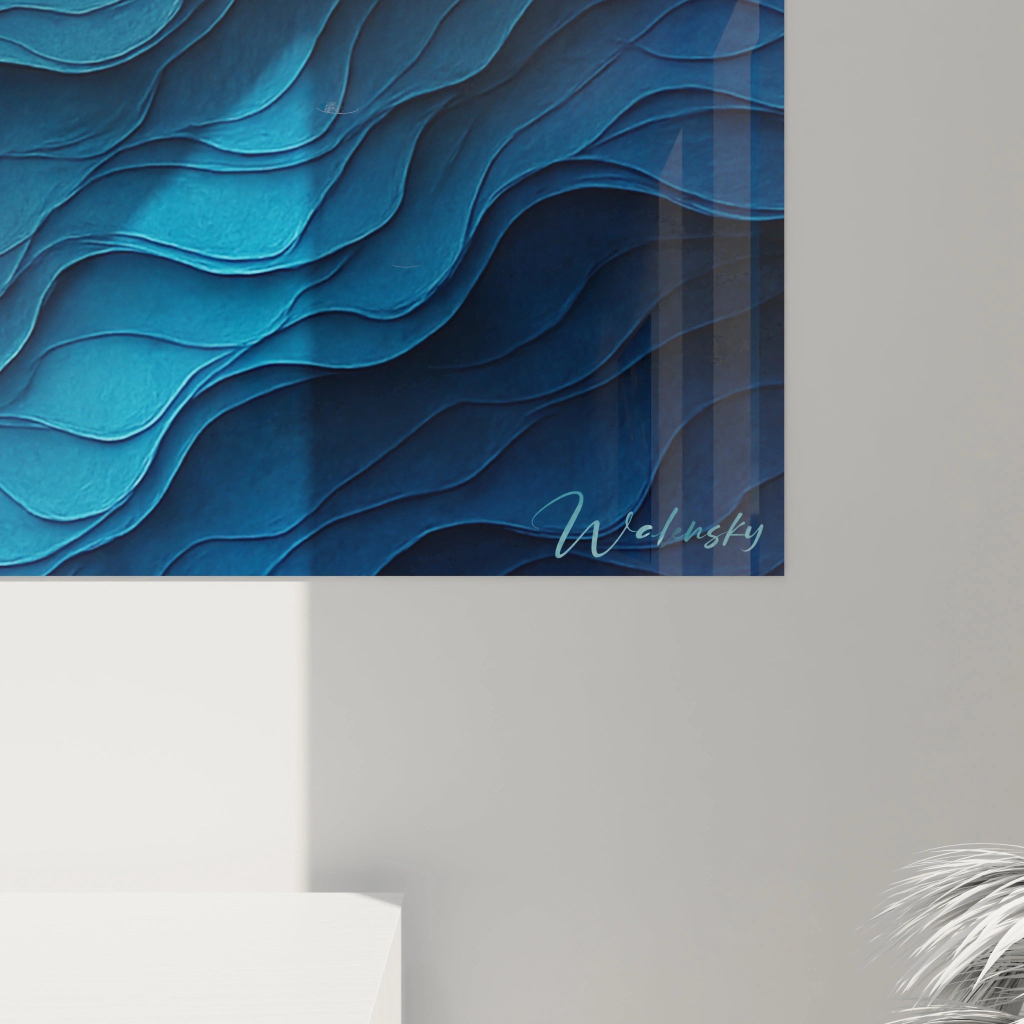 Un tableau relief abstrait aquatique constitué de fines couches ondulantes disposées en gradient chromatique, passant progressivement du blanc éclatant aux nuances de bleu intense, formant un motif organique et rythmique aux textures douces et profondes.