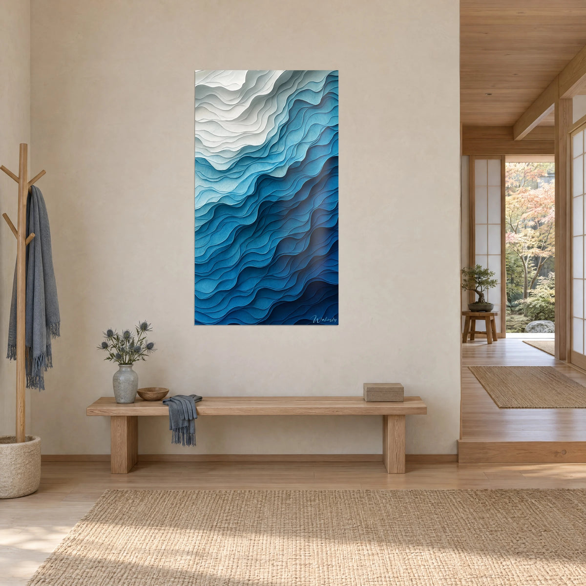 Schilderij met golvende gelaagde reliëfs die overgaan van crèmewit naar marineblauw, lichte houten bank in een japandi hal