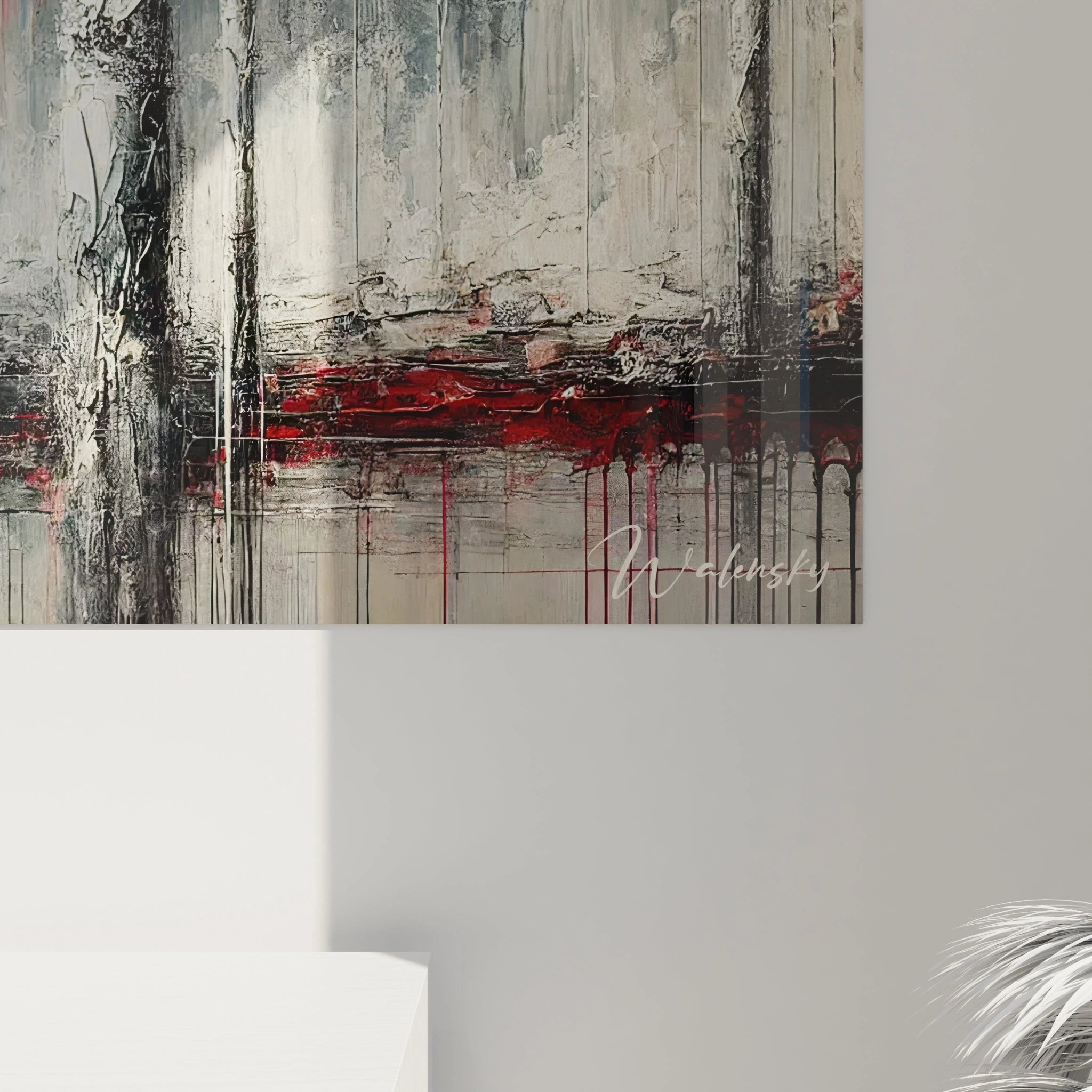 Un tableau artistique abstrait illustrant des troncs d'arbres texturés avec des nuances de rouge, blanc et gris, sur un fond à la fois dégradé et vibrant.