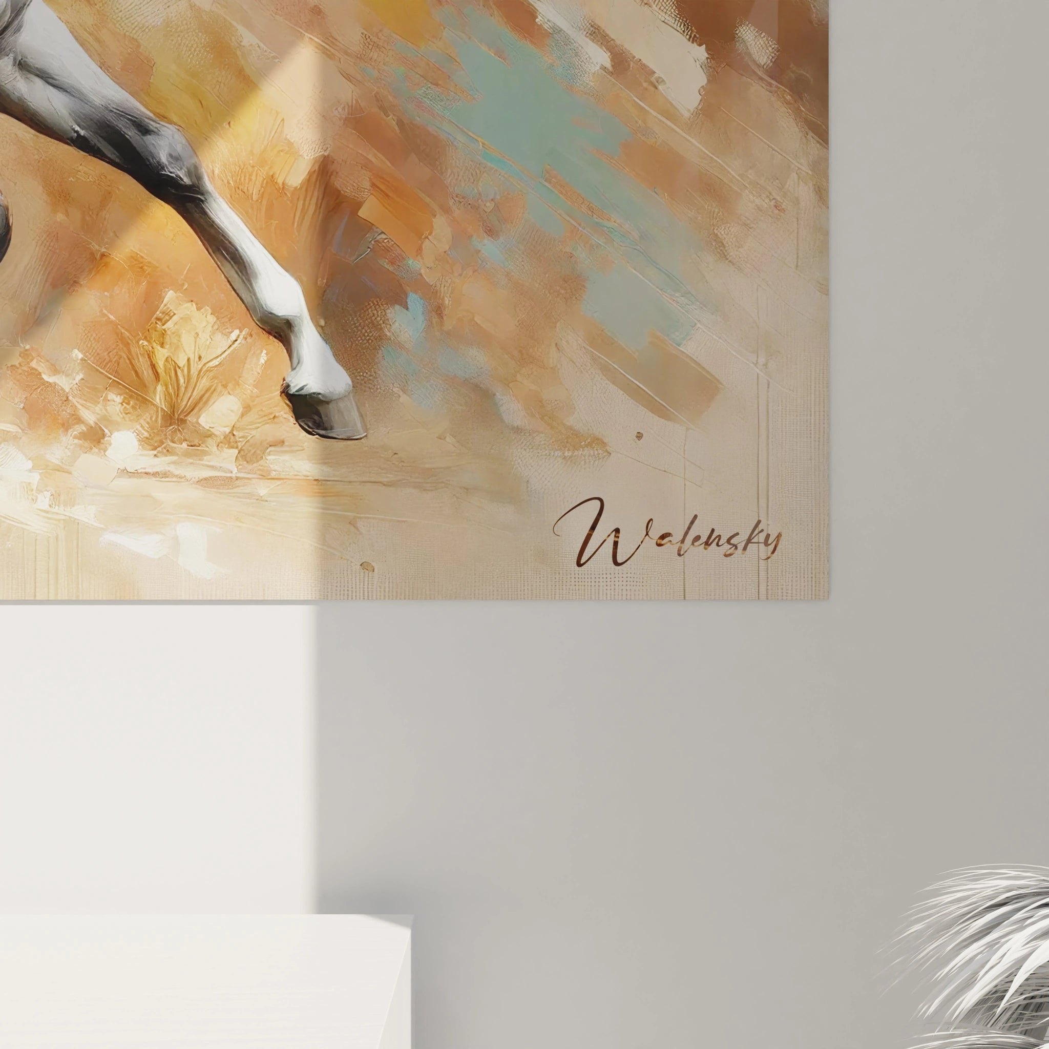 Vue rapprochée du tableau cheval dévoilant les détails subtils de la crinière flottante et des muscles saillants. Le fond texturé et les couleurs chaudes renforcent l'énergie brute et la majesté de l'animal en pleine course.