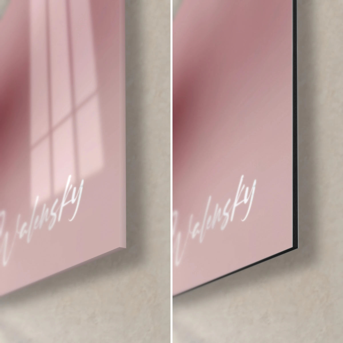 Tableau reptile blanc écailleux sur fond rose poudré, coin bas droit : verre acrylique brillant à gauche, alu Dibond noir mat à droite