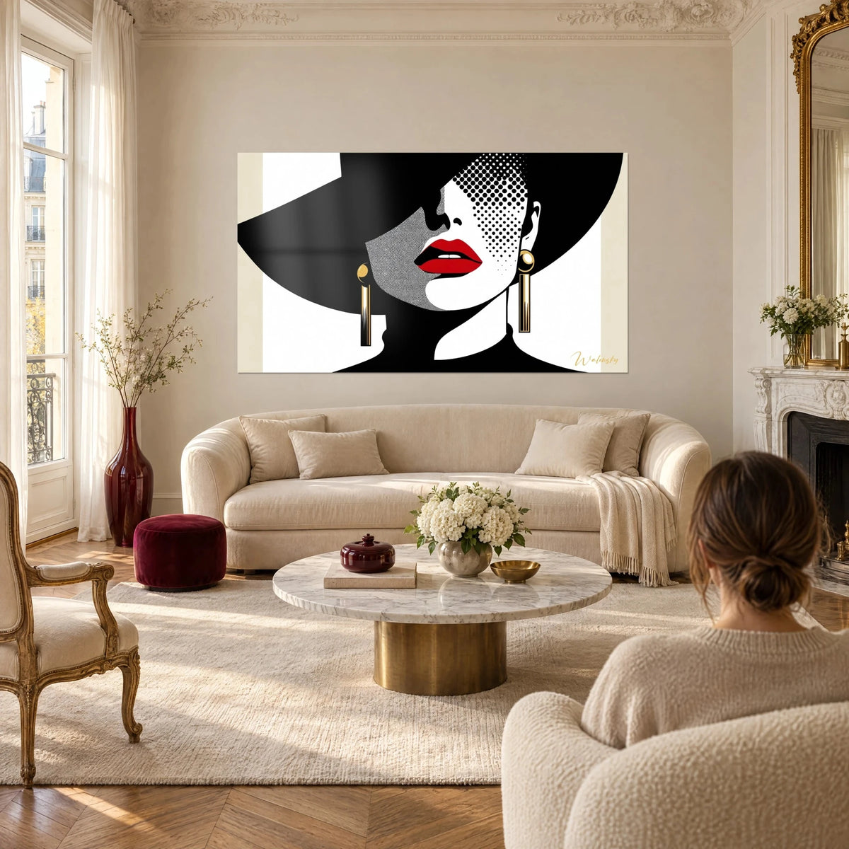Gemälde Pop-Art-Porträt mit roten Lippen unter einem breiten schwarzen Hut, goldene Locken, über einem Sofa in einem hellen Wohnzimmer