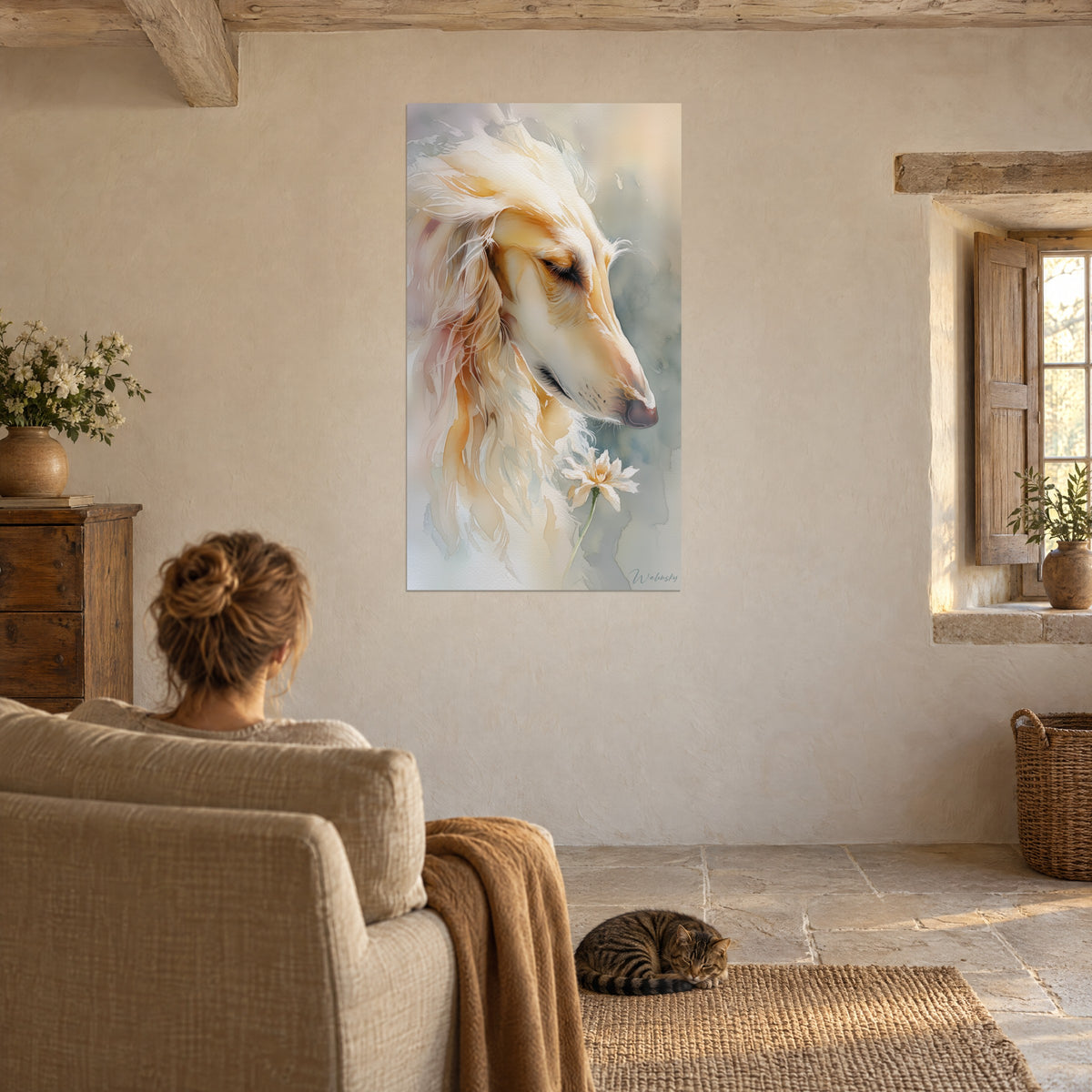 Schilderij dromerige Afghaanse windhond, ivoor- en barnsteenkleurige aquarel, witte bloem onder de snuit, tegenover een linnen fauteuil en een getigerde kat