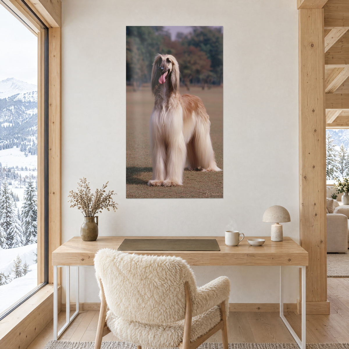 Quadro maestoso levriero afghano, pelo crema e ramato, alberi verdi e arancio sfocati, scrivania in legno chiaro, poltrona bianca riccia
