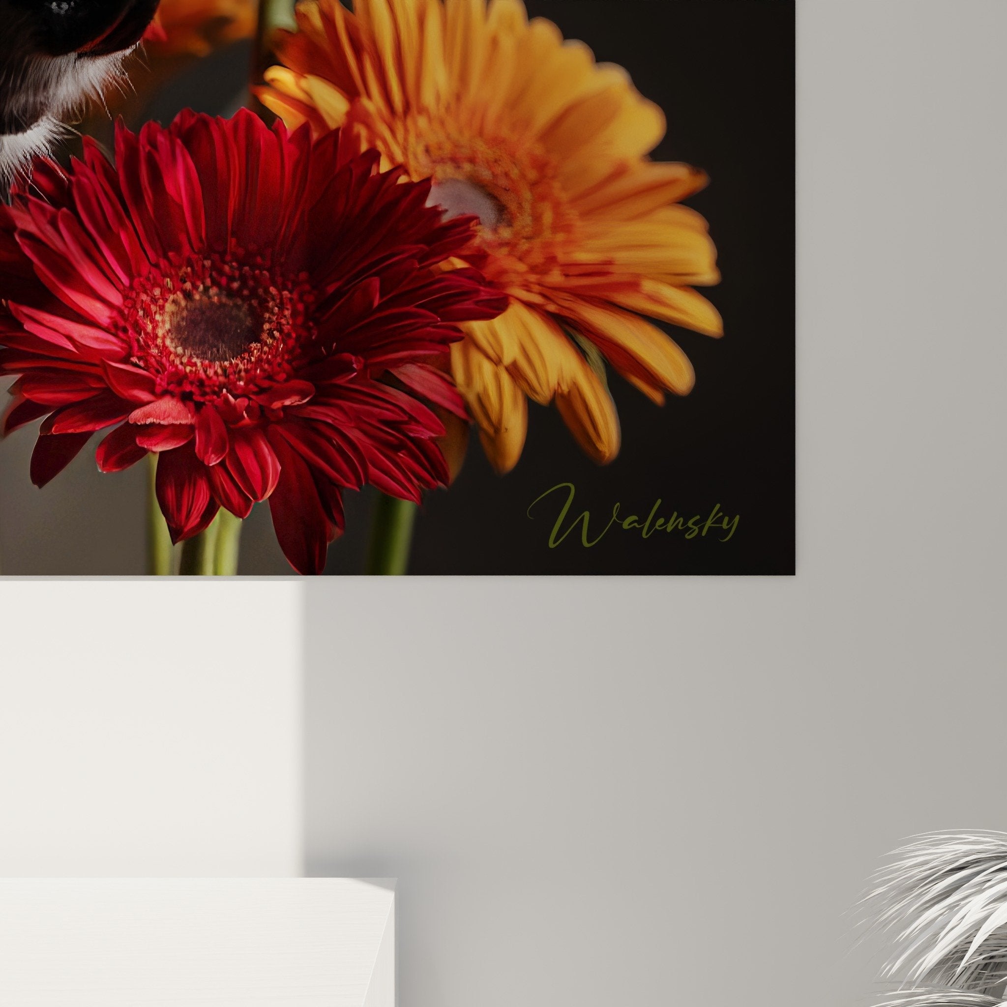 Übersicht des Saluki- und Gerbera-Gemäldes im zeitgenösslichen Wohnzimmer mit warmem Ambiente