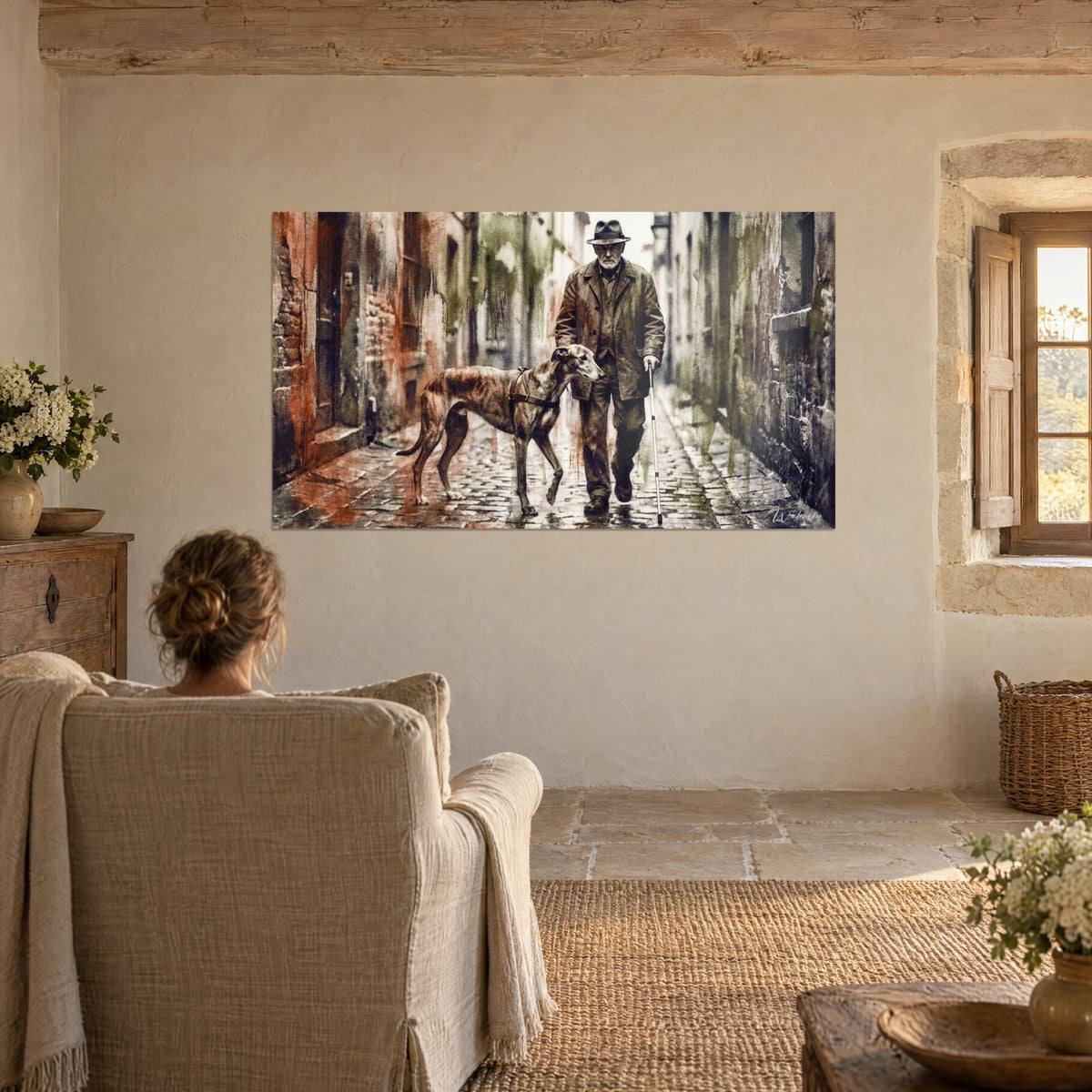 Cuadro antigua callejuela por la que caminan un anciano con sombrero y su galgo, tonos óxido y salvia, frente a un sillón junto a una ventana