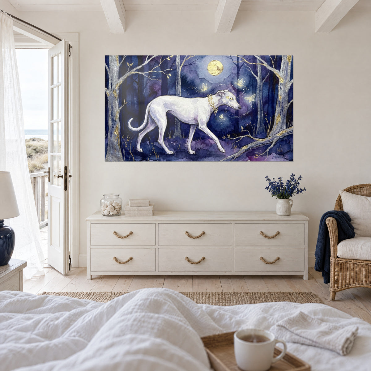 Cuadro con la silueta de un galgo pálido bajo una luna dorada, madera azul noche y malva, colgado encima de la cama en un dormitorio luminoso