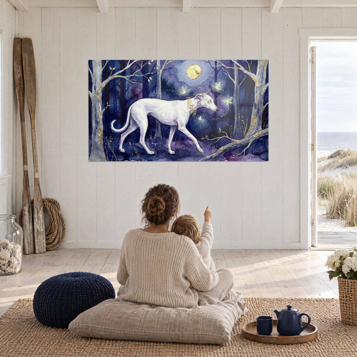 Cuadro de un perro blanco elegante bajo una luna llena dorada, ramas plateadas sobre fondo azul noche, pared blanca de una habitación junto al mar