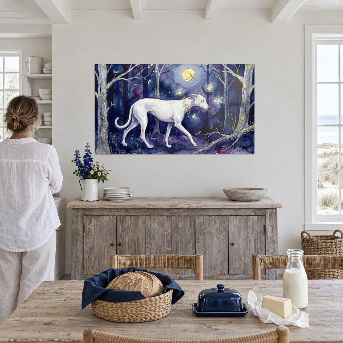 Cuadro de un galgo blanco nacarado entre troncos plateados, luna ocre y mariposas luminosas, comedor junto al mar