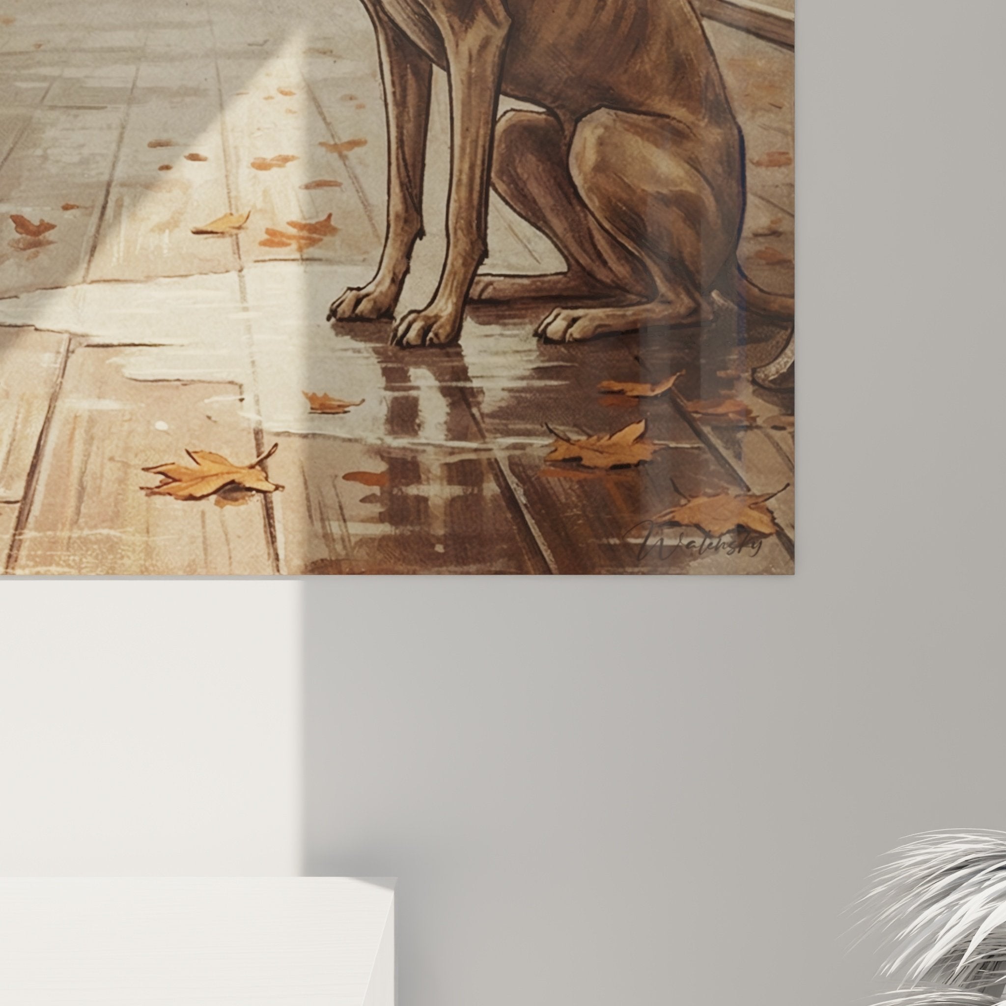 Vue d'ensemble tableau lévrier gare brumeuse dans salon contemporain avec mobilier en bois naturel