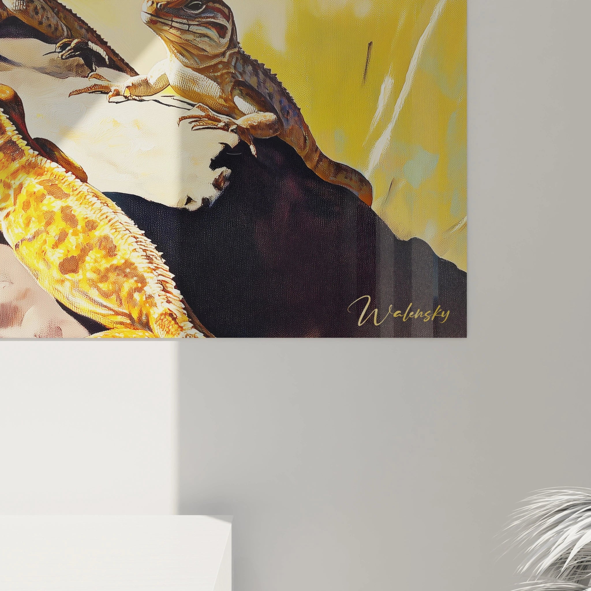 Tableau lézard de Walensky avec peinture réaliste de plusieurs lézards sur fond jaune et noir
