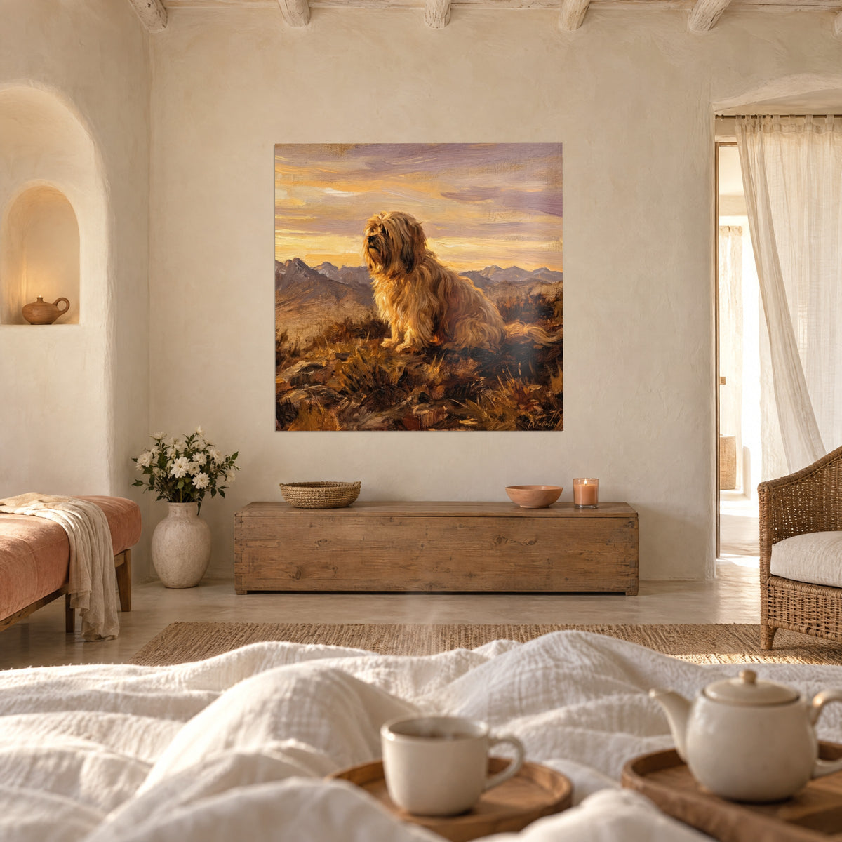 Tableau toutou à frange épaisse couleur miel sur fond de sommets lilas et nuages orangés, au-dessus d'un lit dans une chambre claire
