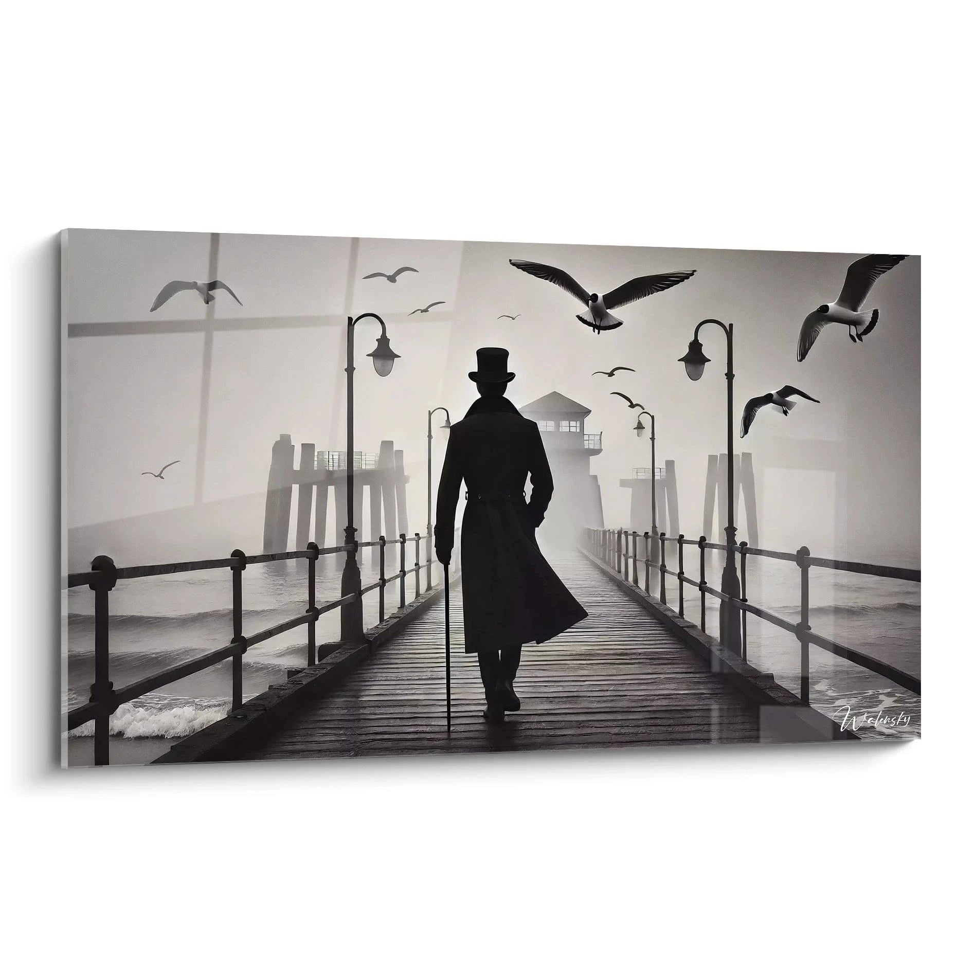 Tableau noir et blanc vu de biais montrant un pont déserté enveloppé de brume, silhouette solitaire et mouettes en contraste, avec des détails texturés réalistes et une ambiance introspective.