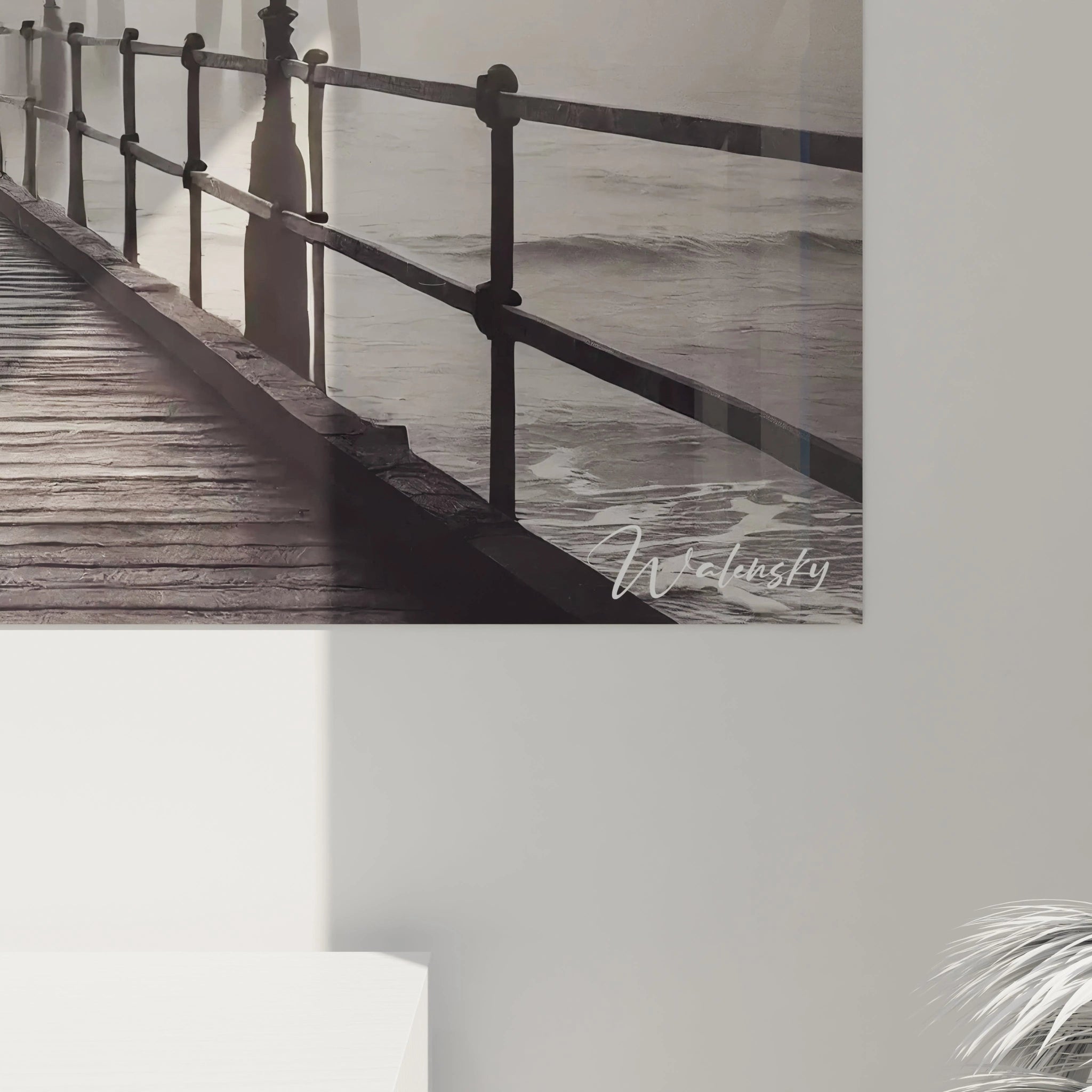 Gros plan sur ce tableau noir et blanc révélant les détails texturés du pont en bois, la silhouette énigmatique et la fluidité du brouillard, pour une immersion dans un univers mélancolique et profond.