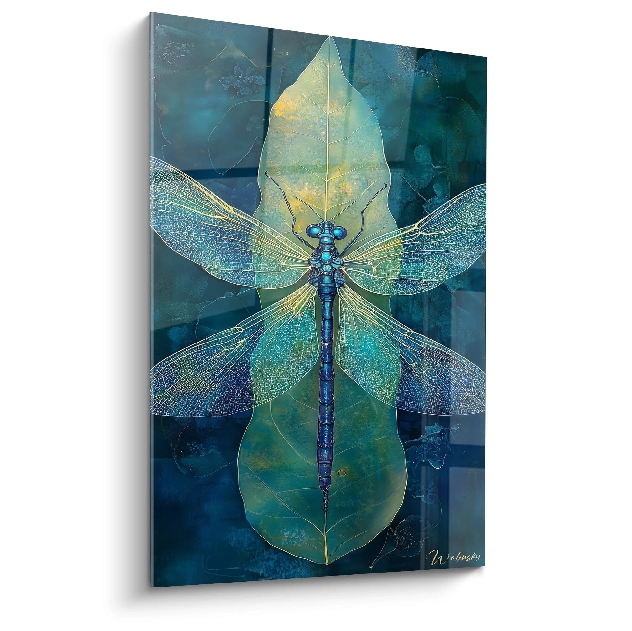 Un tableau libellule aux ailes transparentes nervurées posée sur une grande feuille verte, corps bleu iridescent et yeux brillants se détachant sur fond bleu profond avec détails naturalistes et textures délicates.