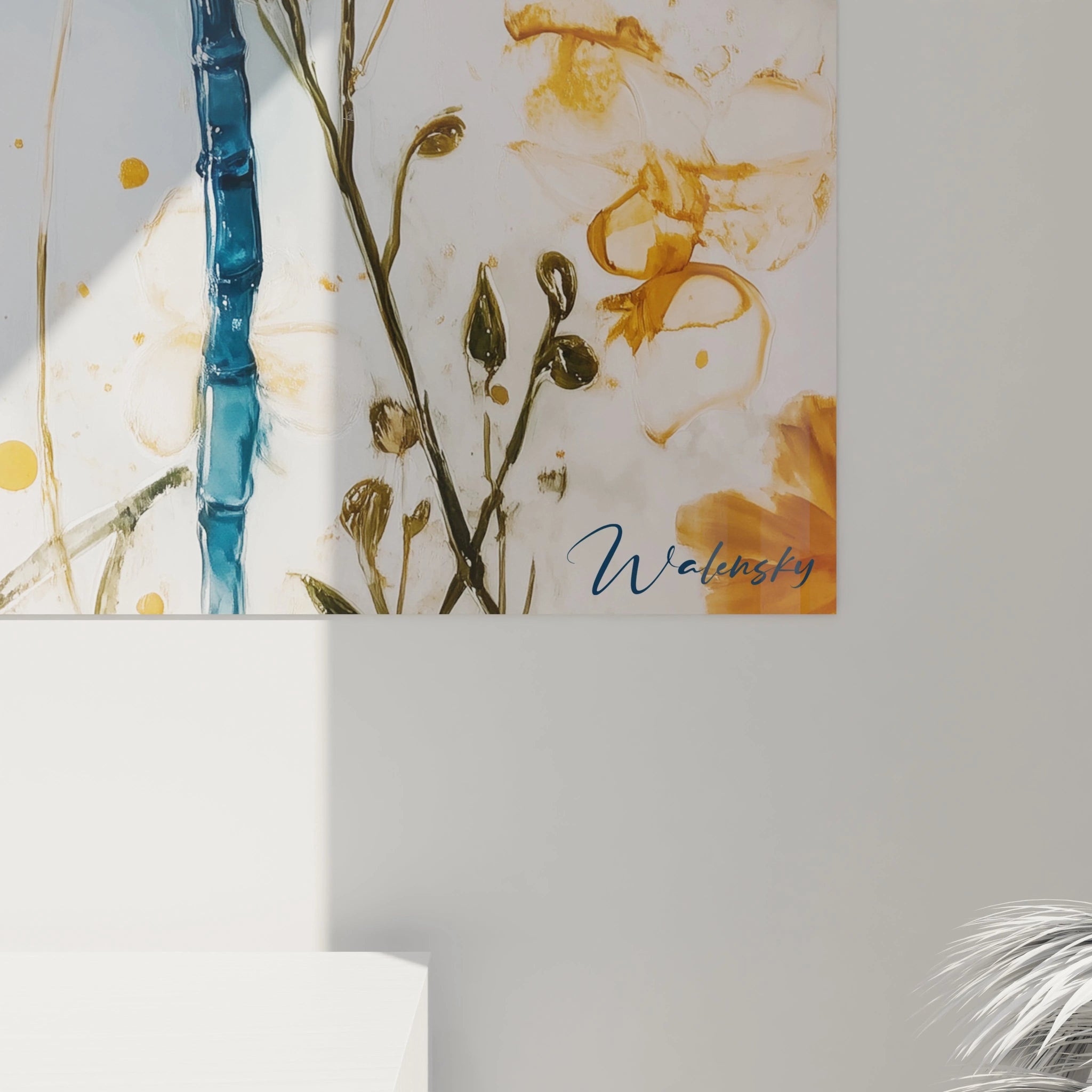 Un tableau libellule délicat figurant un insecte aux ailes bleu transparent et au corps bleu marine, avec des fleurs jaunes dorées. Les éclaboussures ambrées et les nervures finement dessinées apportent mouvement et précision sur fond blanc.