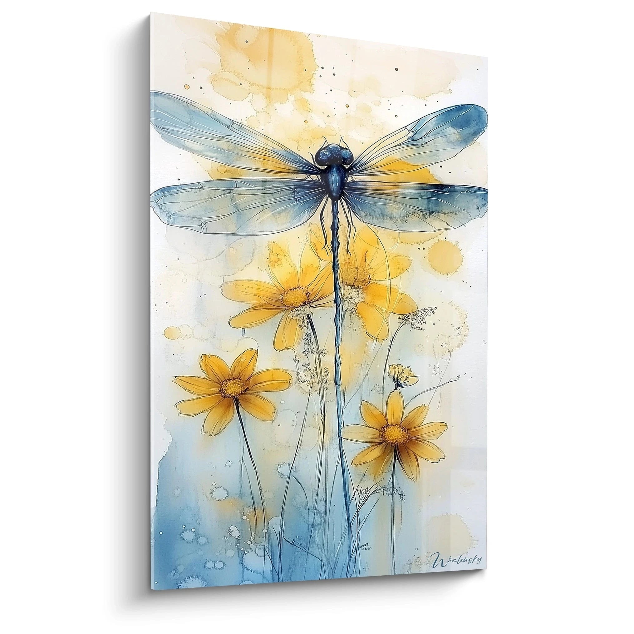 Un tableau libellule aux ailes bleues translucides survolant des fleurs jaunes. Technique d'aquarelle avec fines lignes d'encre, créant un effet aérien sur fond blanc tacheté de bleu et jaune. Composition verticale avec détails délicats des nervures et pétales.