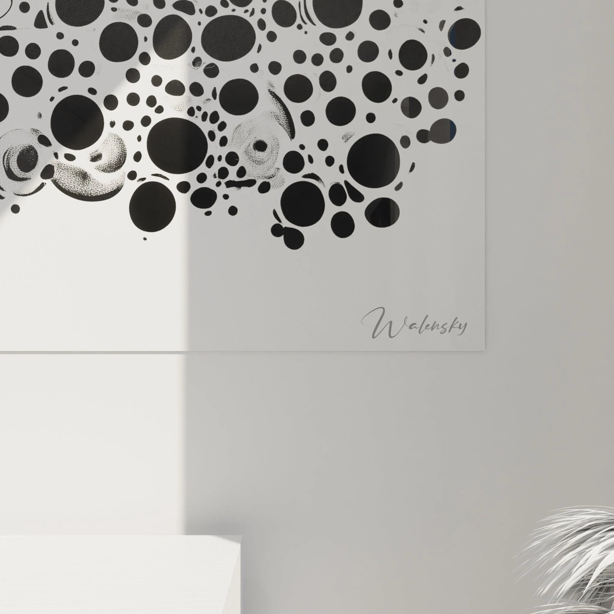 Tableau tacheté noir et blanc de Walensky avec des motifs de cercles variés sur fond clair