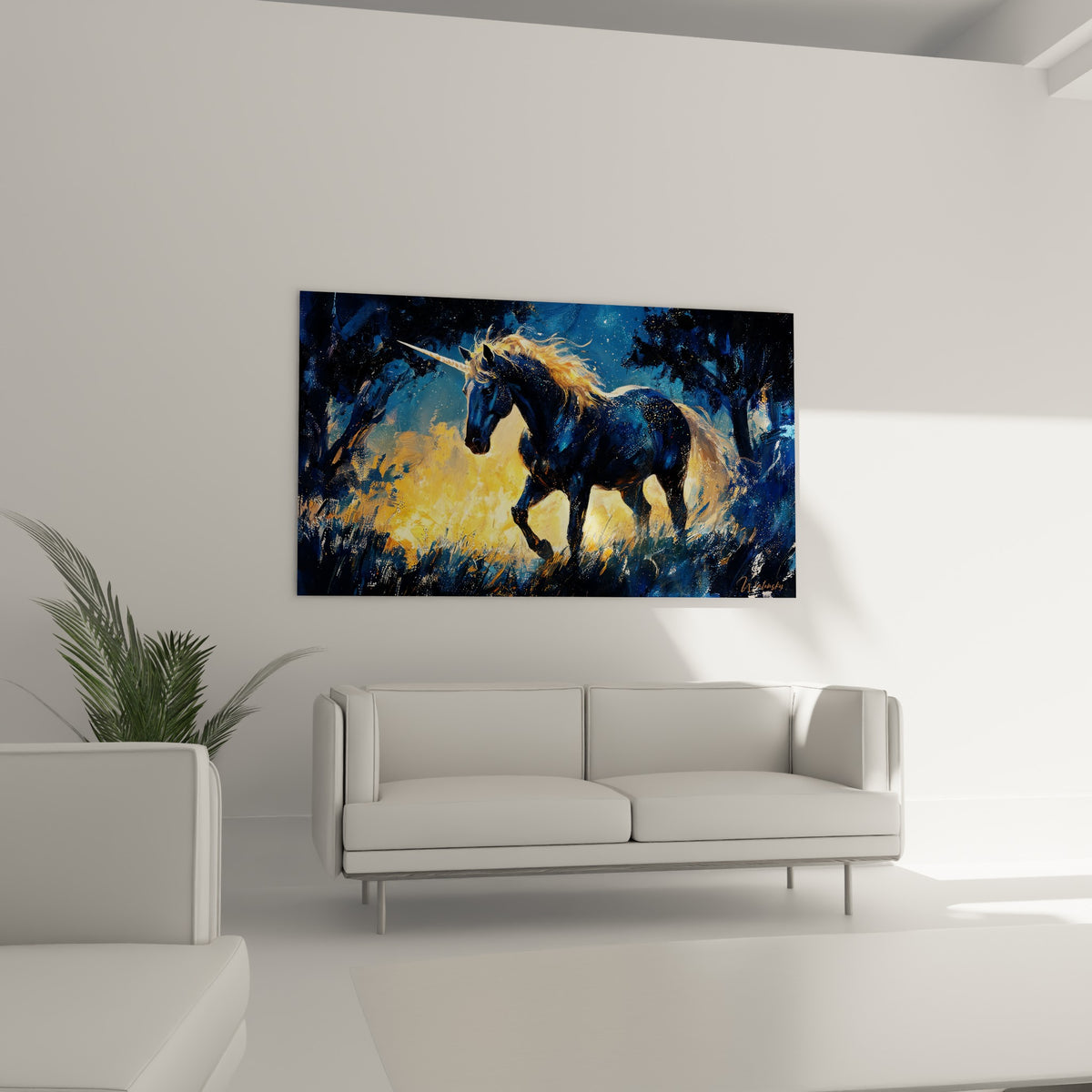 Licorne anthracite et ocre en pleine course accrochée au-dessus d'un canapé dans un salon lumineux