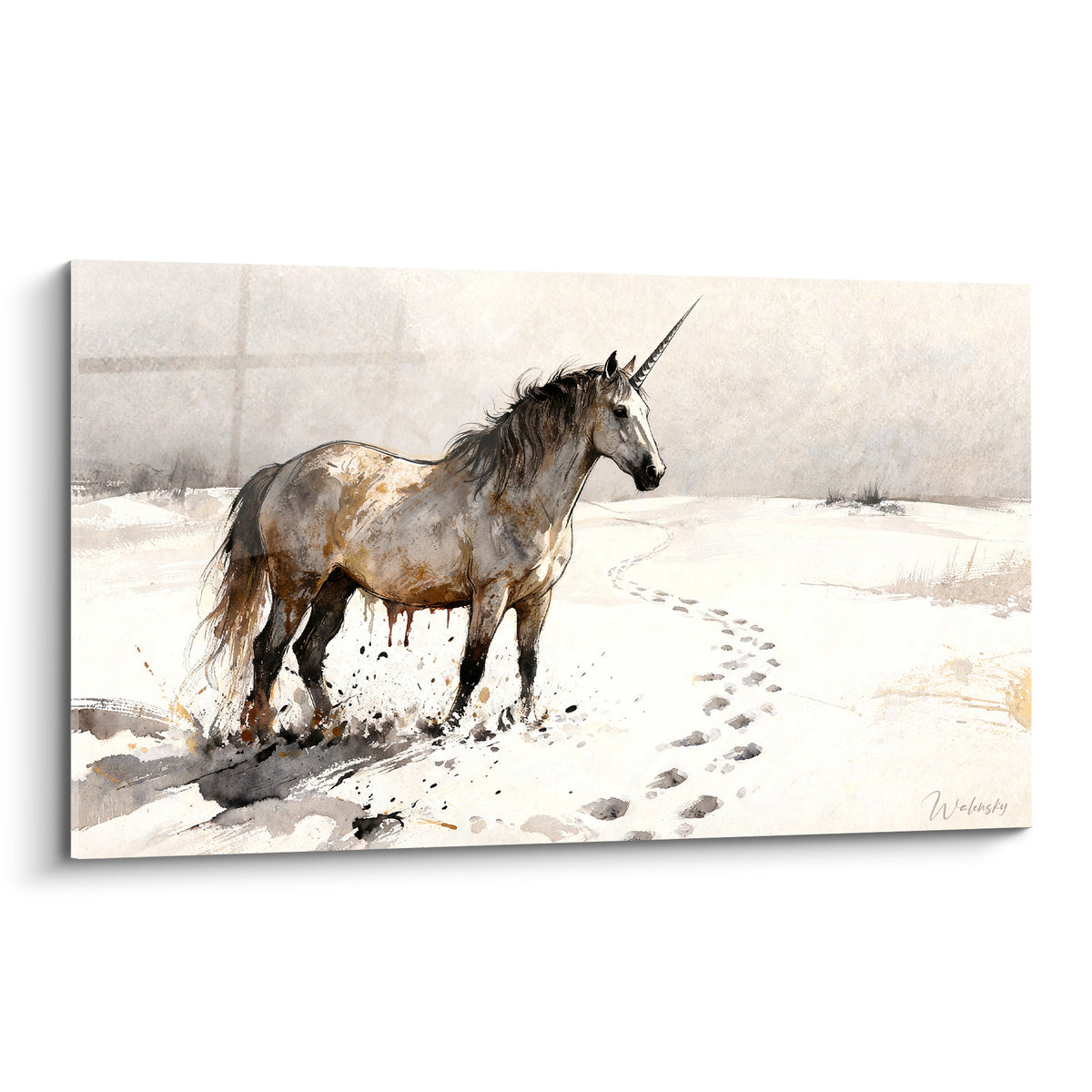 Licorne beige et brune de profil, corne argentée, avançant sur fond enneigé traité en aquarelle