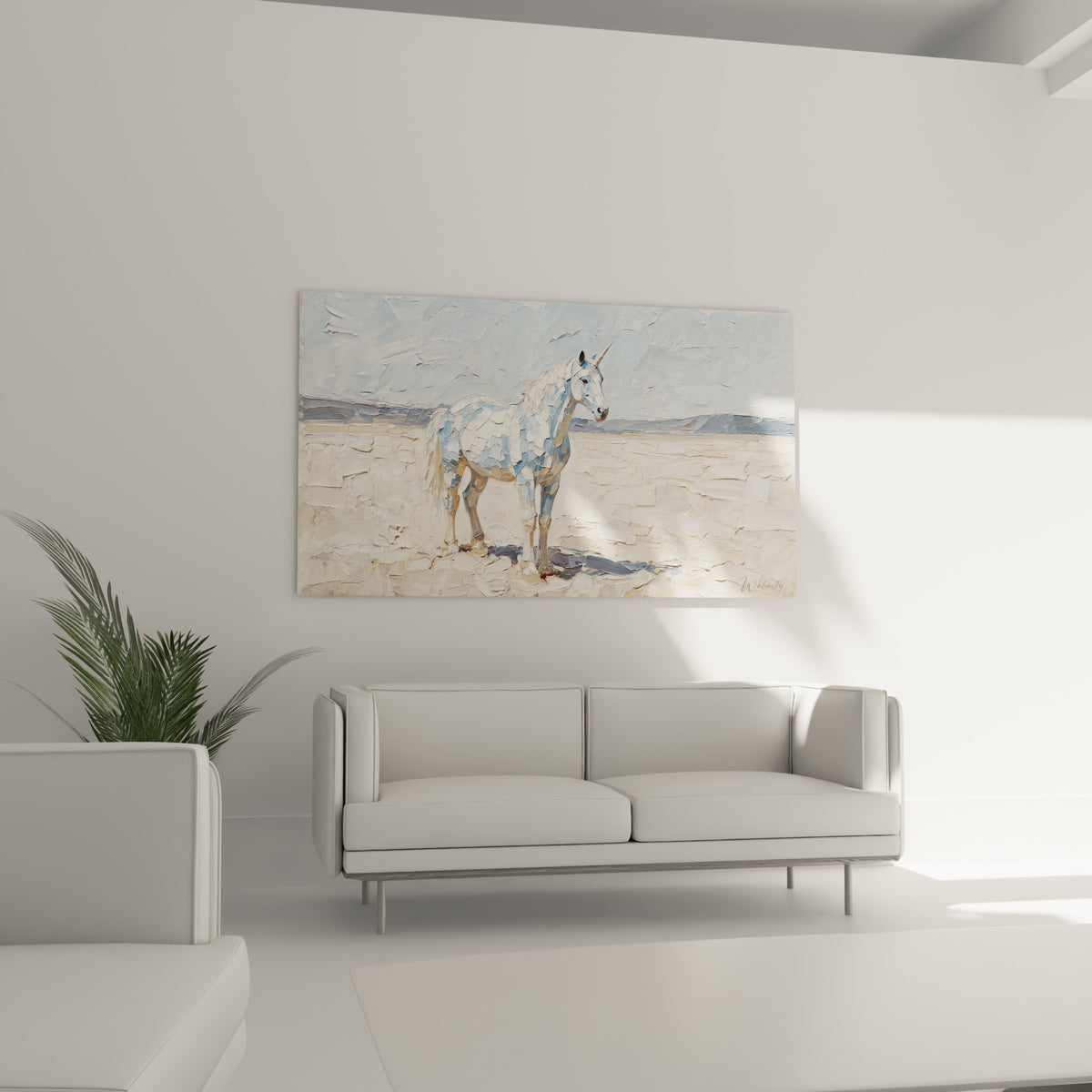 Animal fantastique aux nuances beige et gris bleuté peint en relief, au-dessus d'un canapé dans un salon lumineux