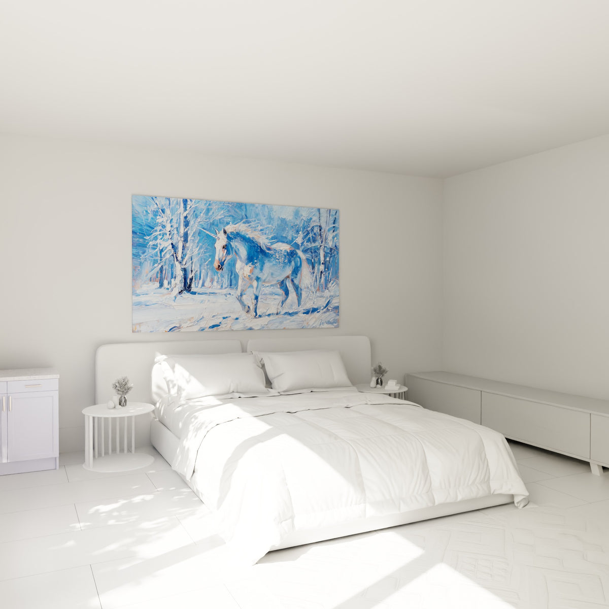 Créature bleutée à corne unique avançant dans la neige, accrochée au-dessus d'un lit dans une chambre claire