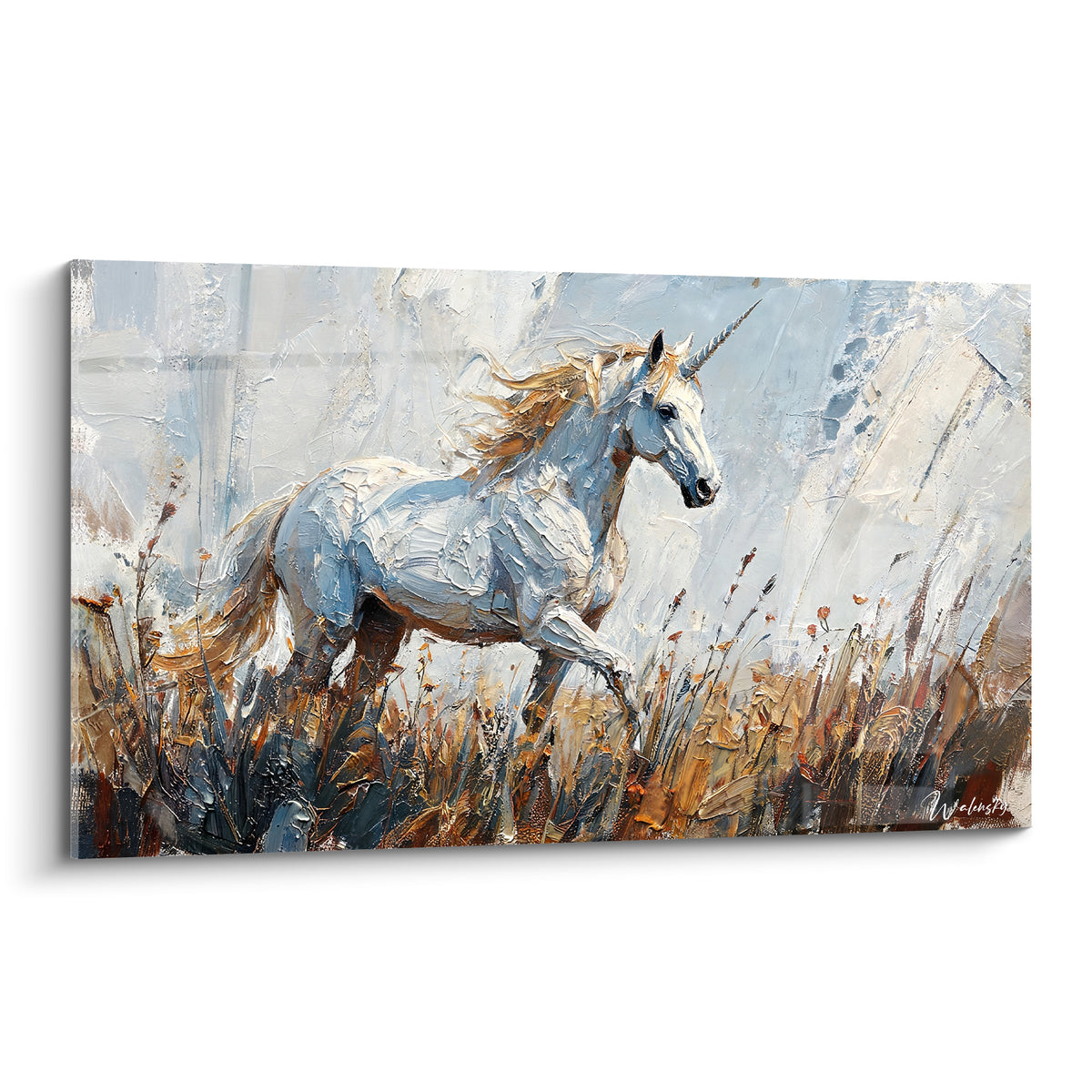 Licorne blanche à crinière dorée traversant des herbes brunes et ocre sous une lumière grise