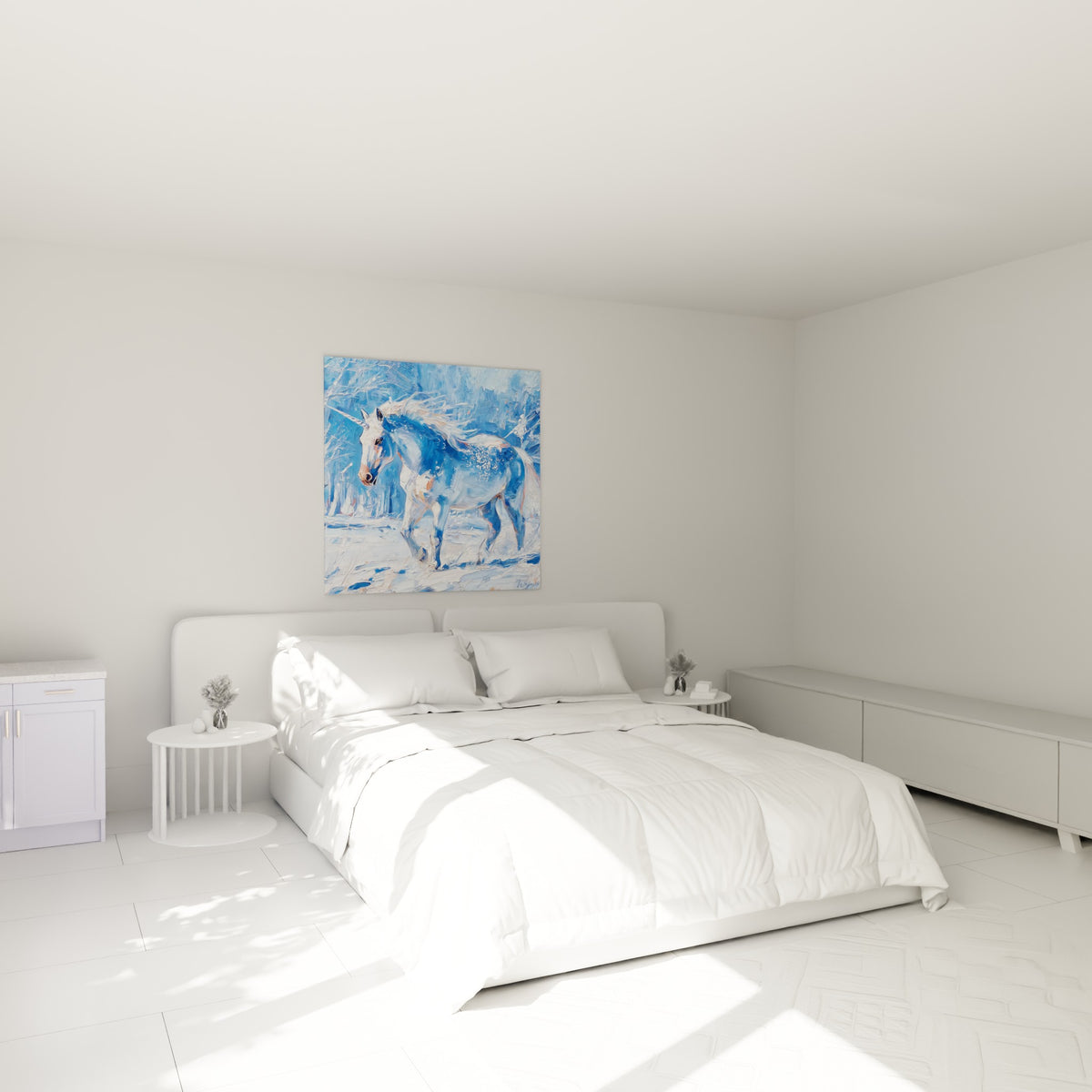 Licorne blanche et bleue avançant dans la neige, accrochée au-dessus d'un lit dans une chambre claire