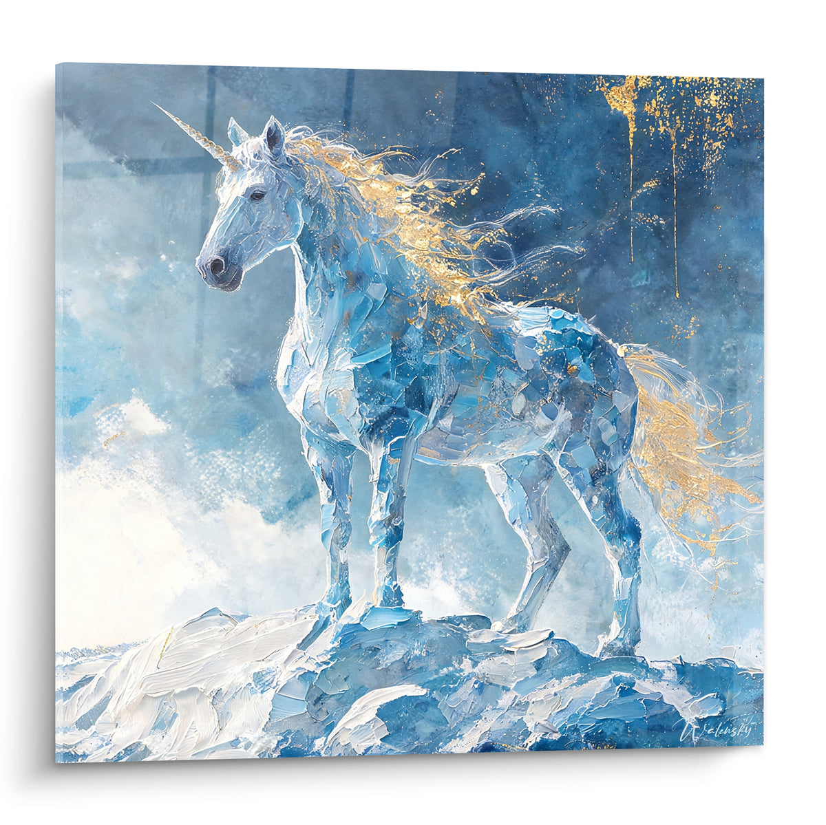 Licorne blanche et bleue dressée sur un pic enneigé, crinière dorée en volutes au vent
