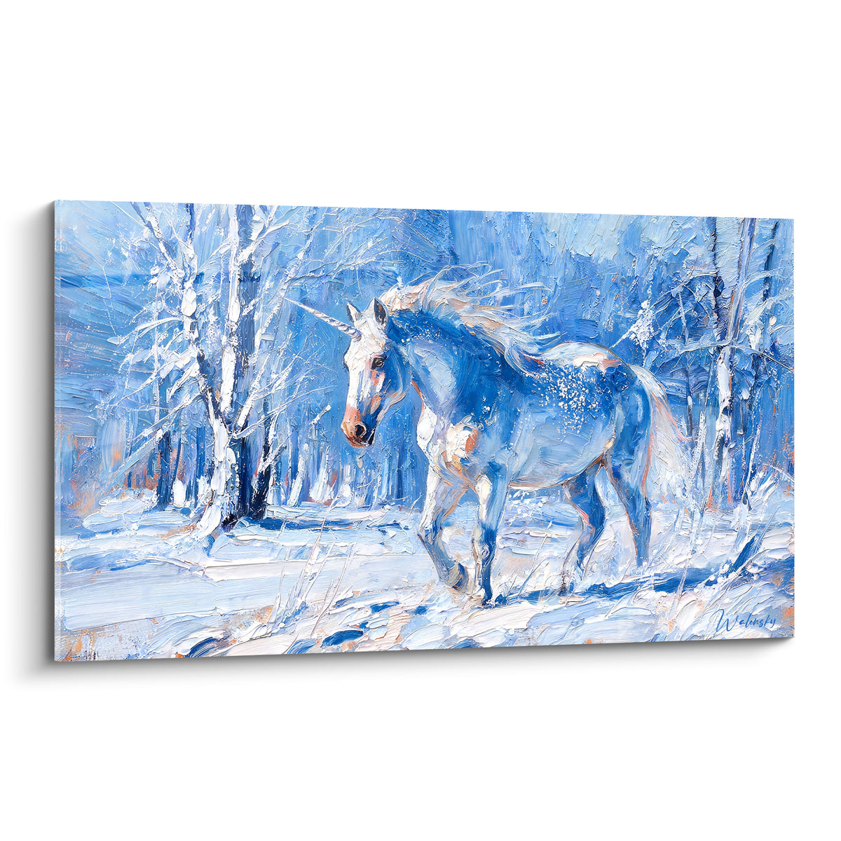 Licorne bleu marine et blanc traversant une forêt enneigée, empâtements au couteau visibles