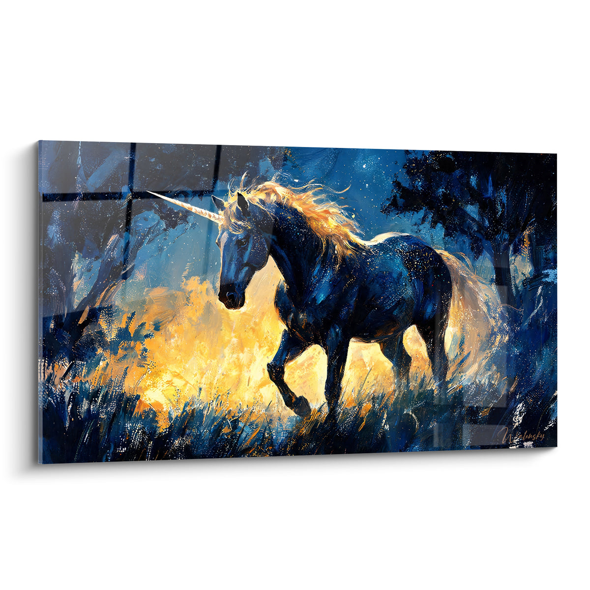 Licorne bleu nuit à crinière dorée galopant dans une clairière lumineuse, style pictural expressif