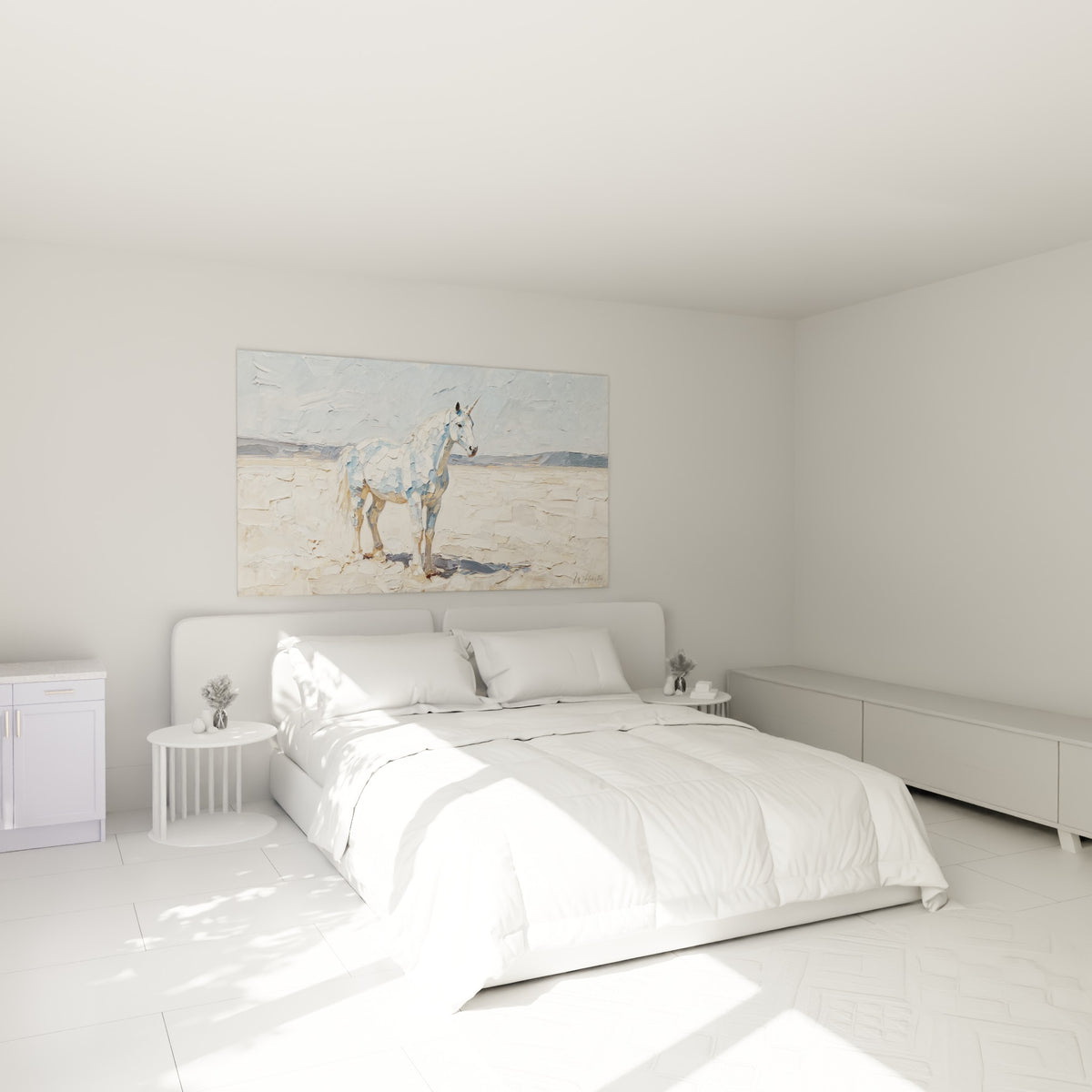 Créature mythique blanche et bleutée debout dans un désert, au-dessus d'un lit dans une chambre claire