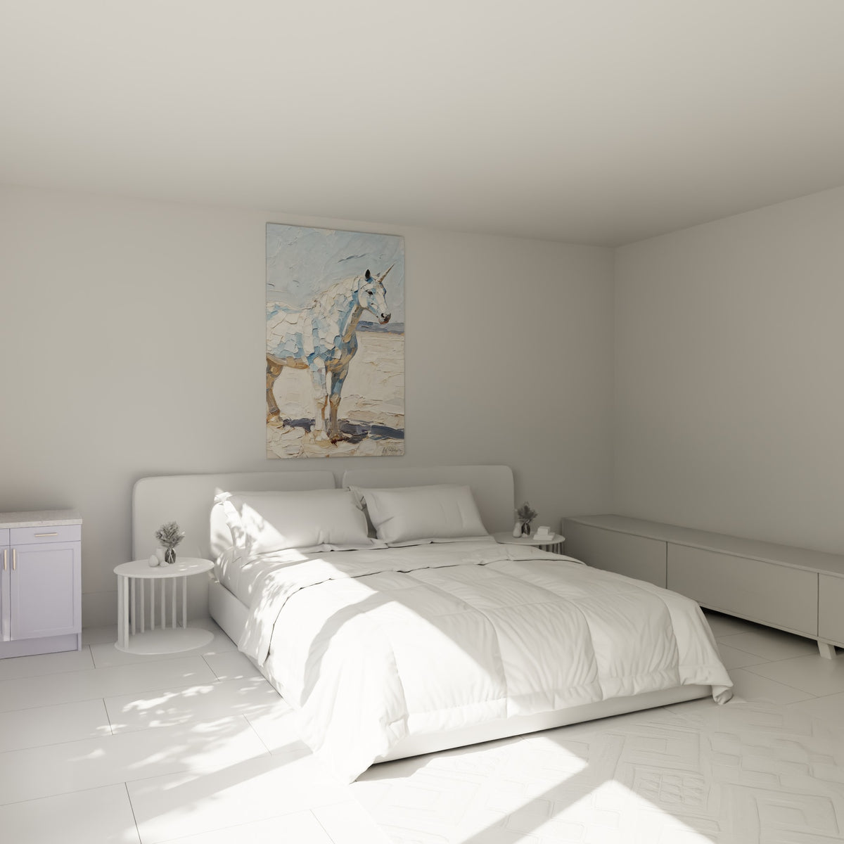 Licorne blanche aux reflets bleu pastel et beige, accrochée au-dessus d'un lit dans une chambre claire
