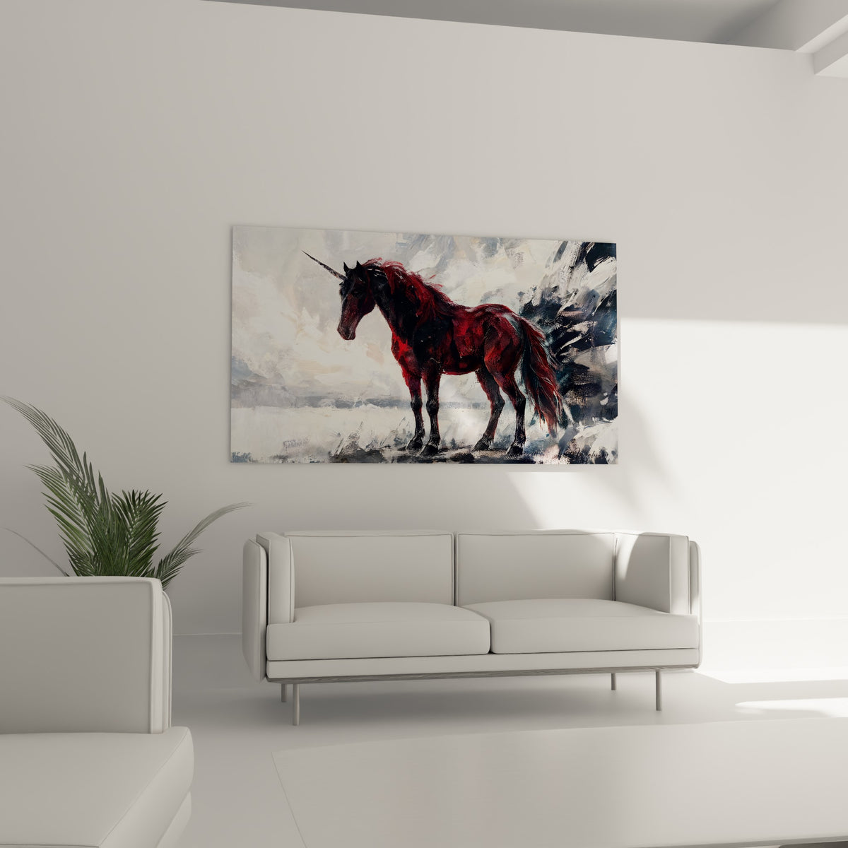 Silhouette de licorne bordeaux et grise peinte à l'huile, au-dessus d'un canapé dans un salon lumineux