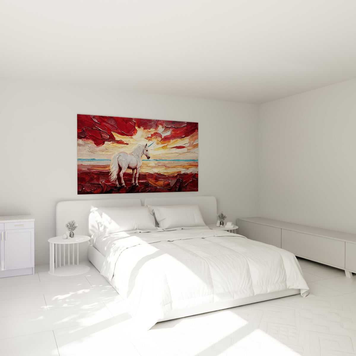 Licorne blanche à la corne turquoise et fond bordeaux accrochée au-dessus d'un lit dans une chambre claire