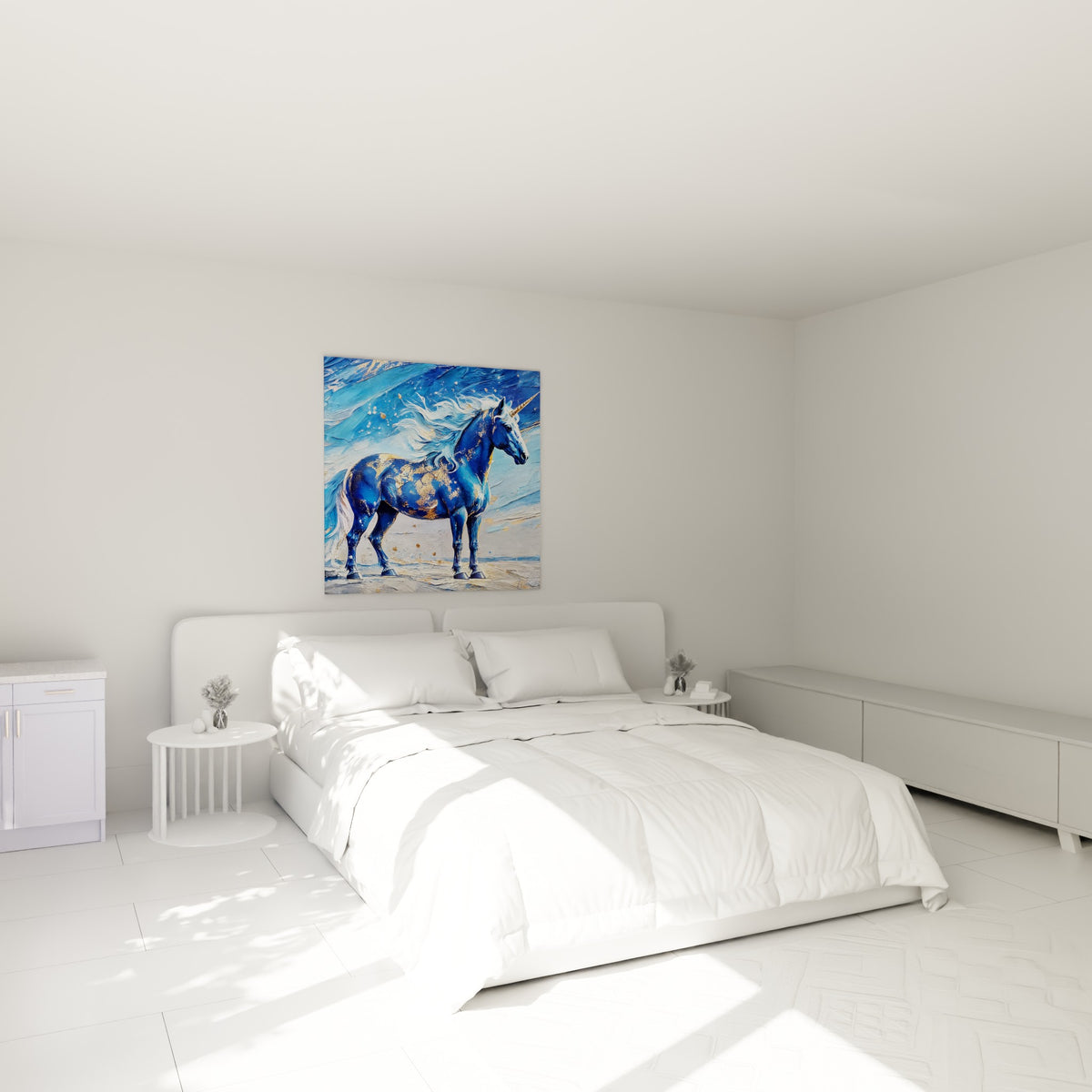 Licorne bleu marine et or à la corne fine placée au-dessus d'un lit dans une chambre claire