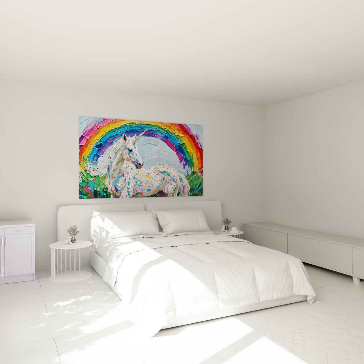 Licorne blanche à la corne argentée entourée de vert et de rose, accrochée au-dessus d'un lit dans une chambre claire