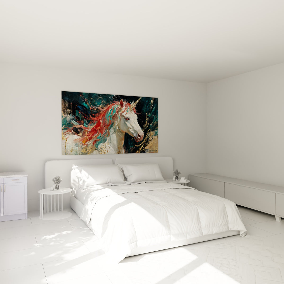 Licorne au pelage blanc et crinière terracotta accrochée au-dessus d'un lit dans une chambre claire