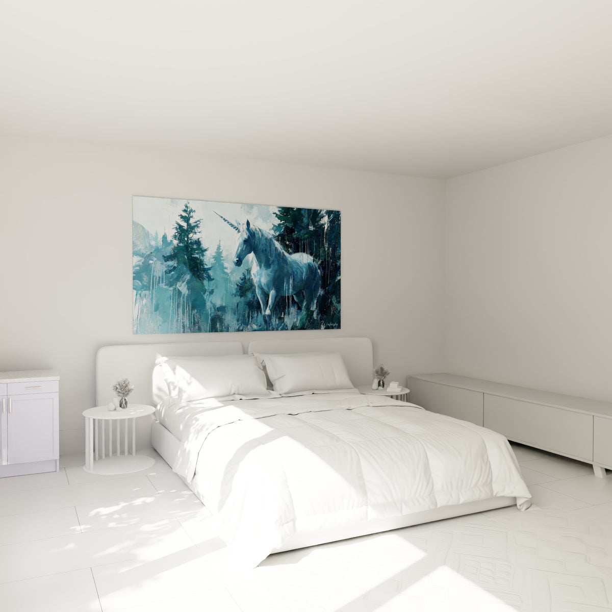 Créature féerique blanche et bleu glacier accrochée au-dessus d'un lit dans une chambre claire